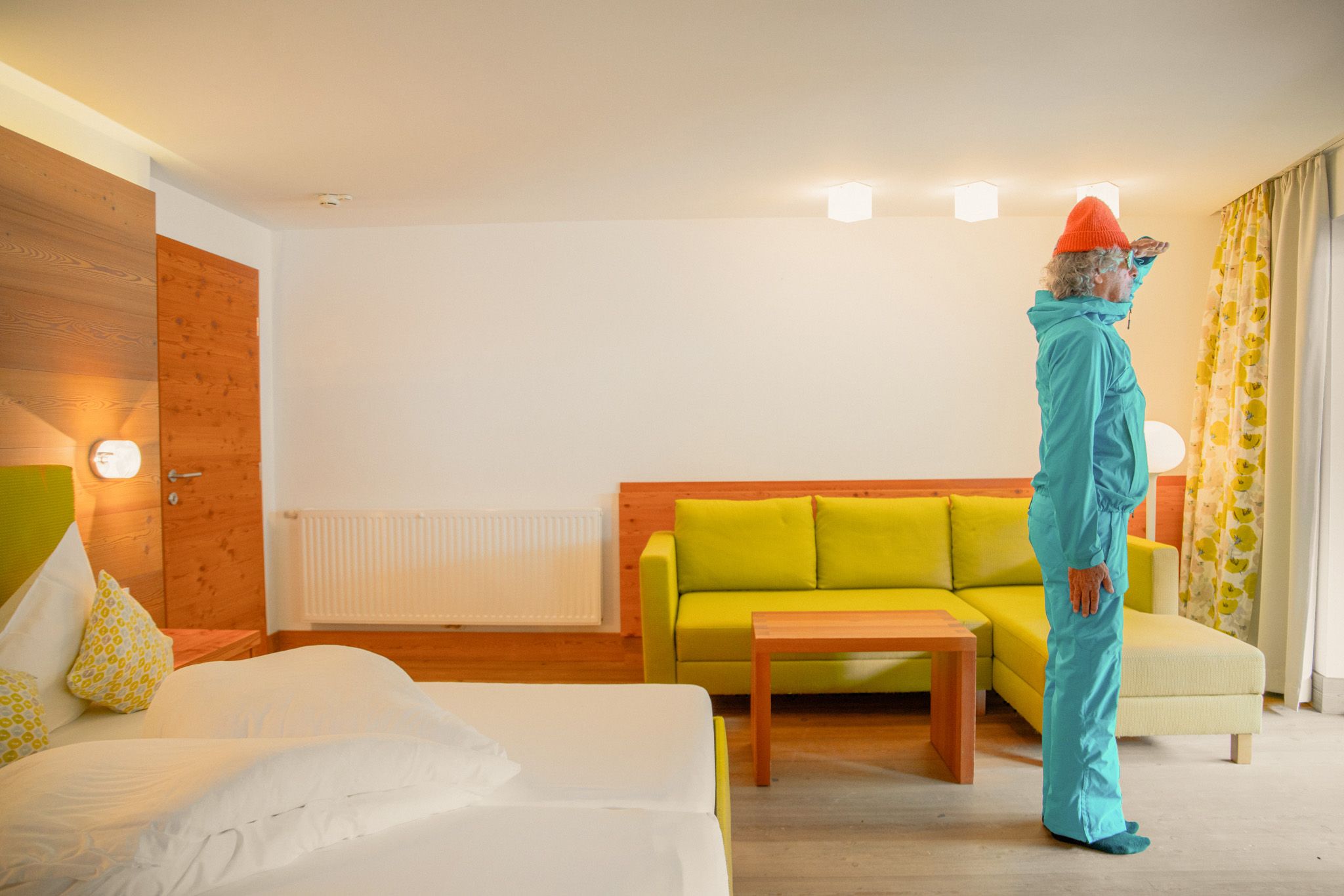 Eine Person in blauer Kleidung steht im Glemmtalerhof in Hinterglemm.