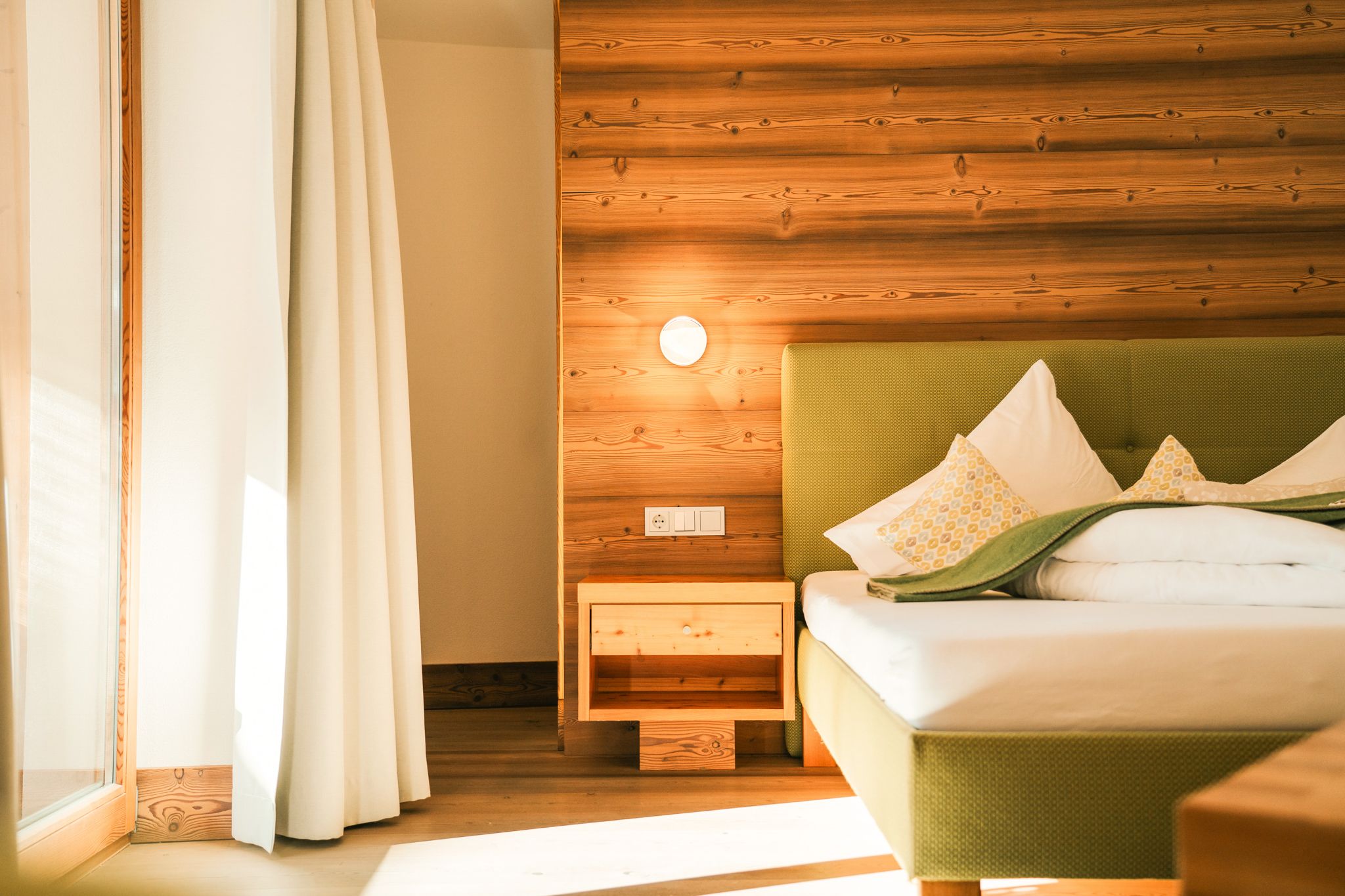 Gemütliches Zimmer im Glemmtalerhof in Hinterglemm mit Holzdekor und natürlichem Licht