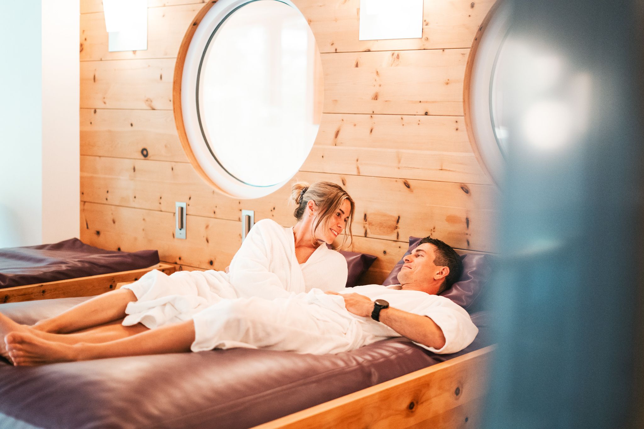 Ein Paar entspannt im Glemmtalerhof in Hinterglemm und genießt die gemeinsame Zeit.