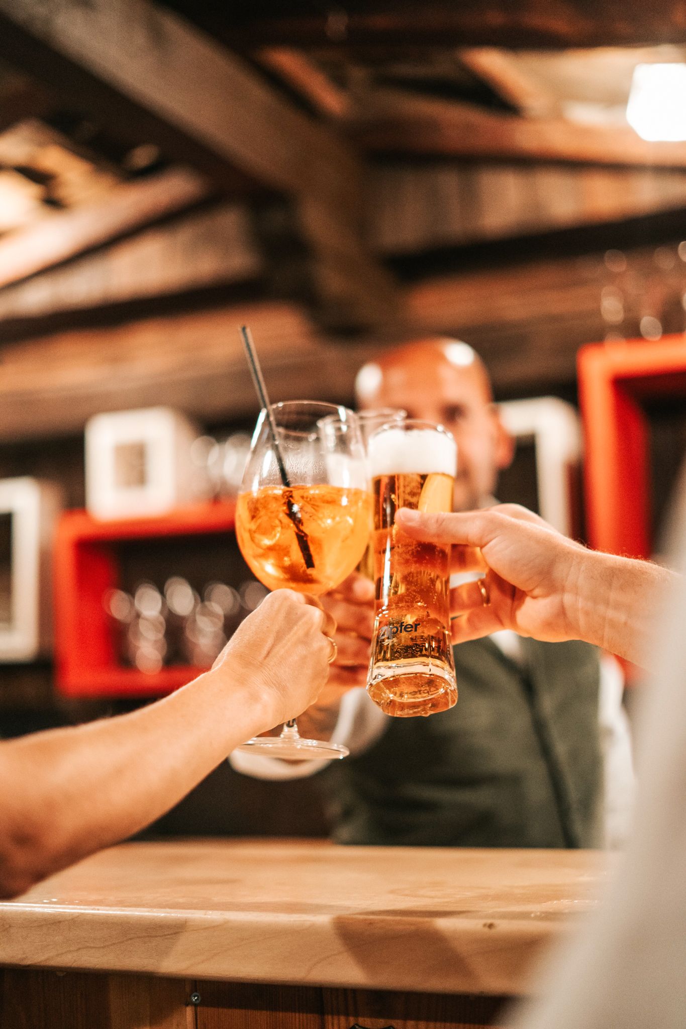 Prost im Glemmtalerhof, wo Freunde bei Getränken gemeinsam feiern und den Moment genießen.