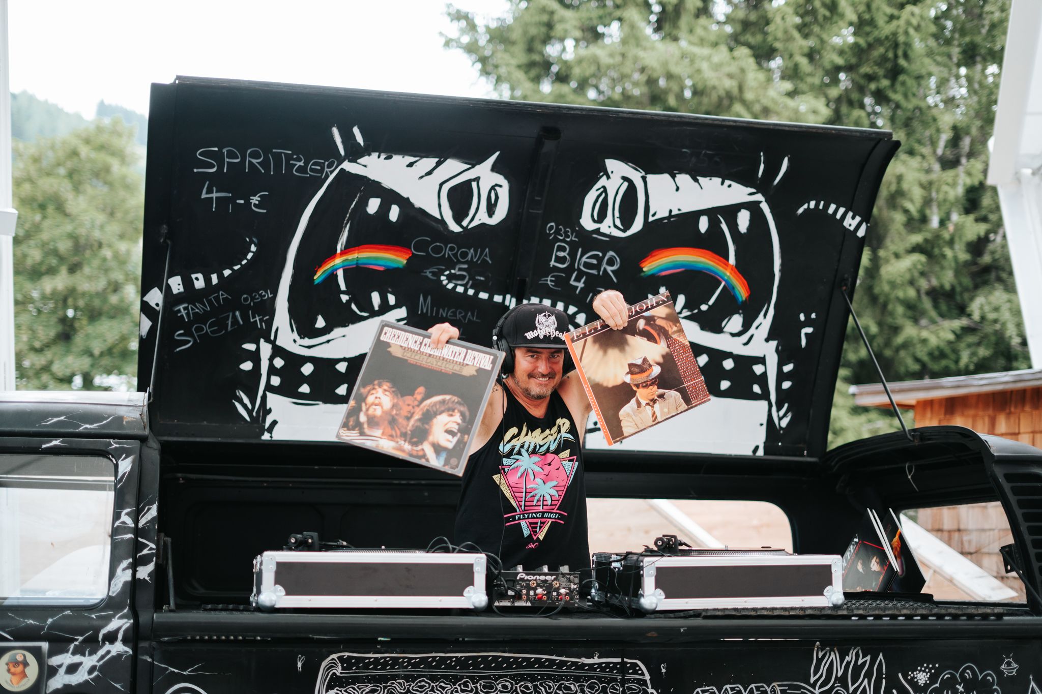 Ein DJ zeigt Schallplatten neben dem Glemmtalerhof in Hinterglemm.