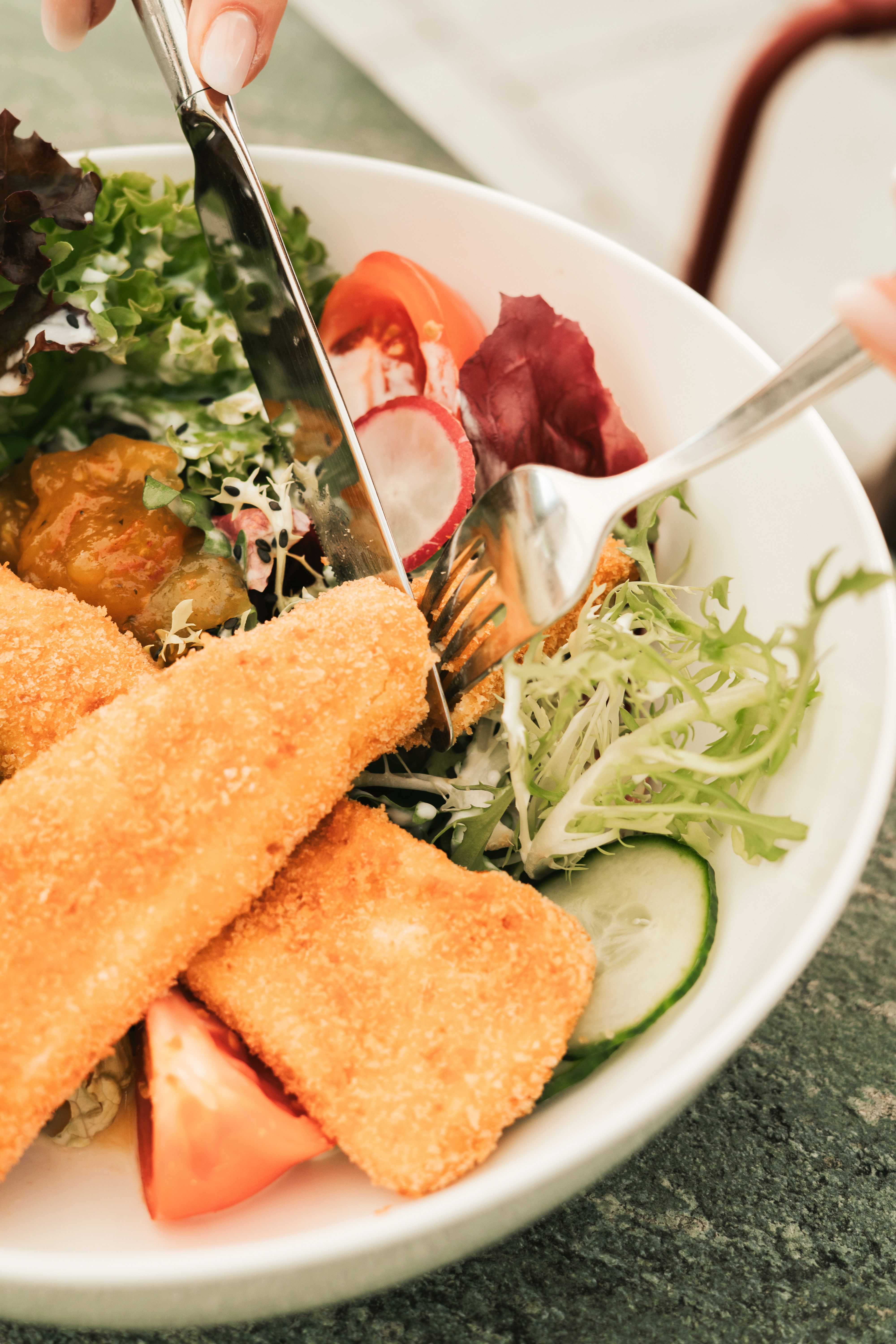 Frischer Salat mit knusprigem Fisch im Glemmtalerhof in Hinterglemm.