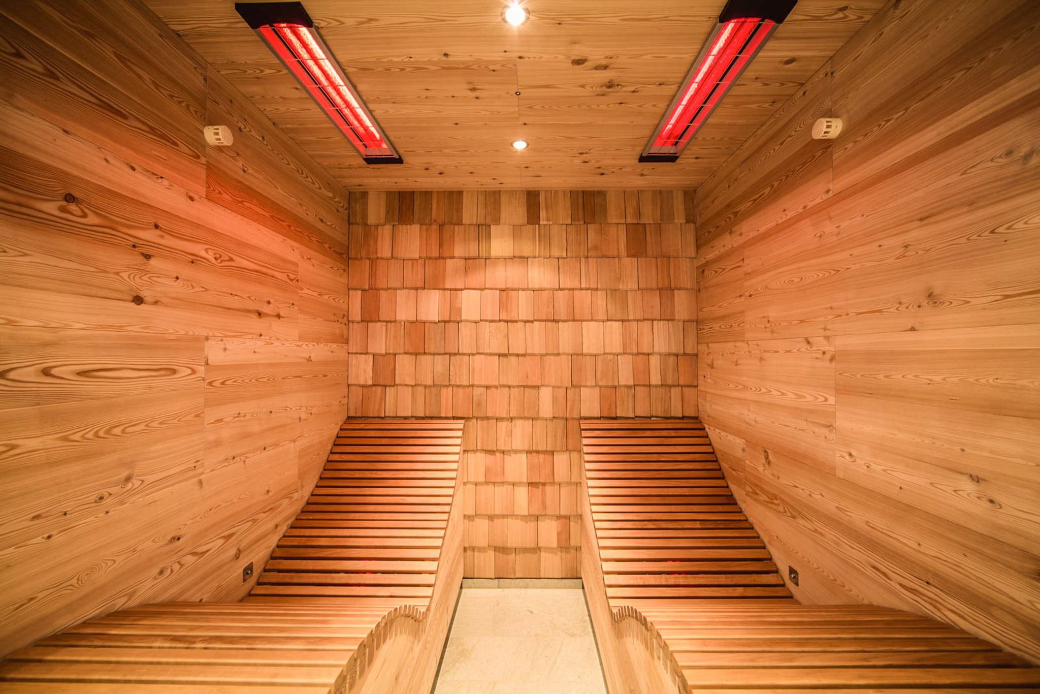 Glemmtalerhof in Hinterglemm bietet einen modernen Saunabereich aus Holz.