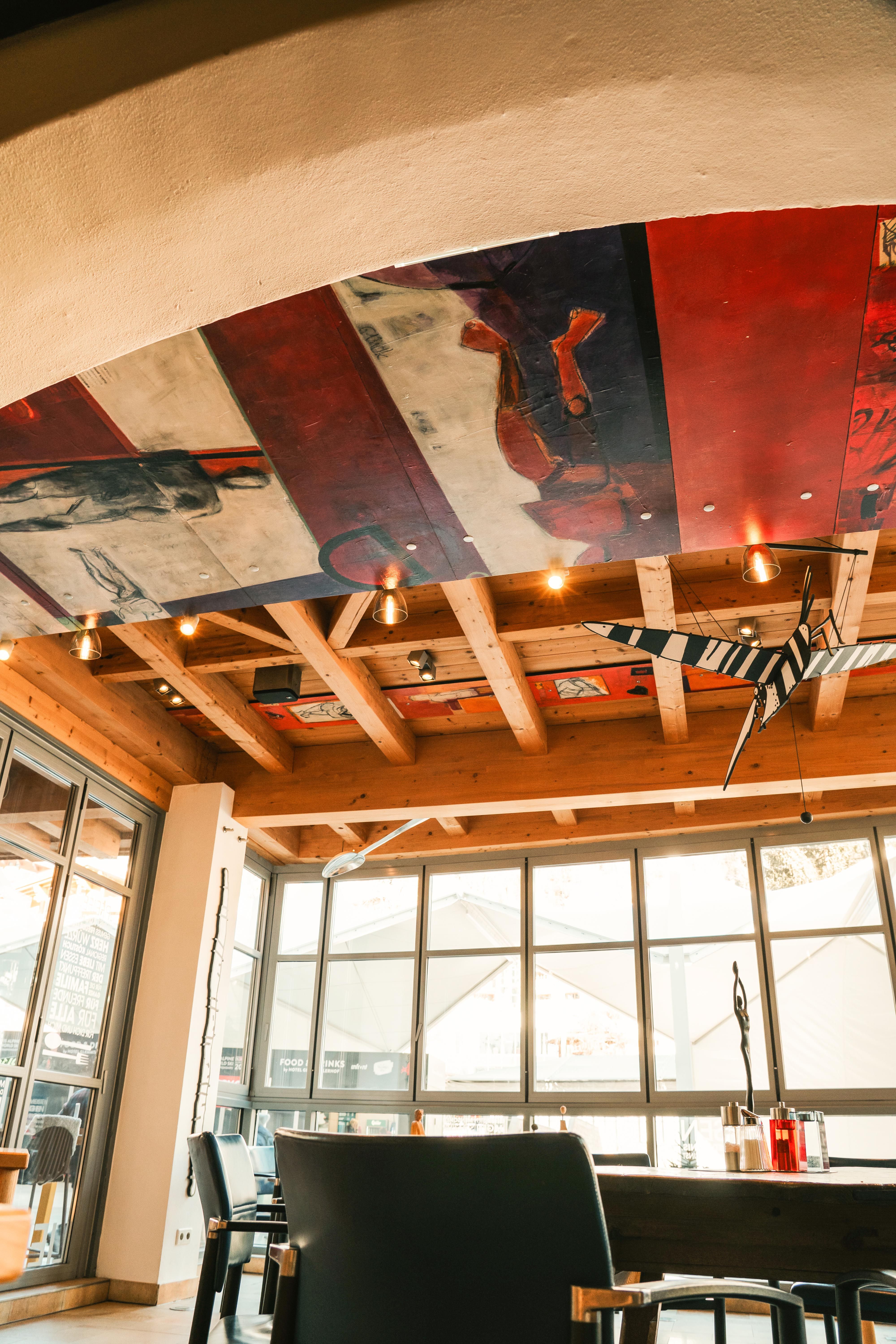 Hinterglemm im Glemmtal hat ein modernes Restaurant mit kreativem Deckendesign und großflächigen Fenstern.