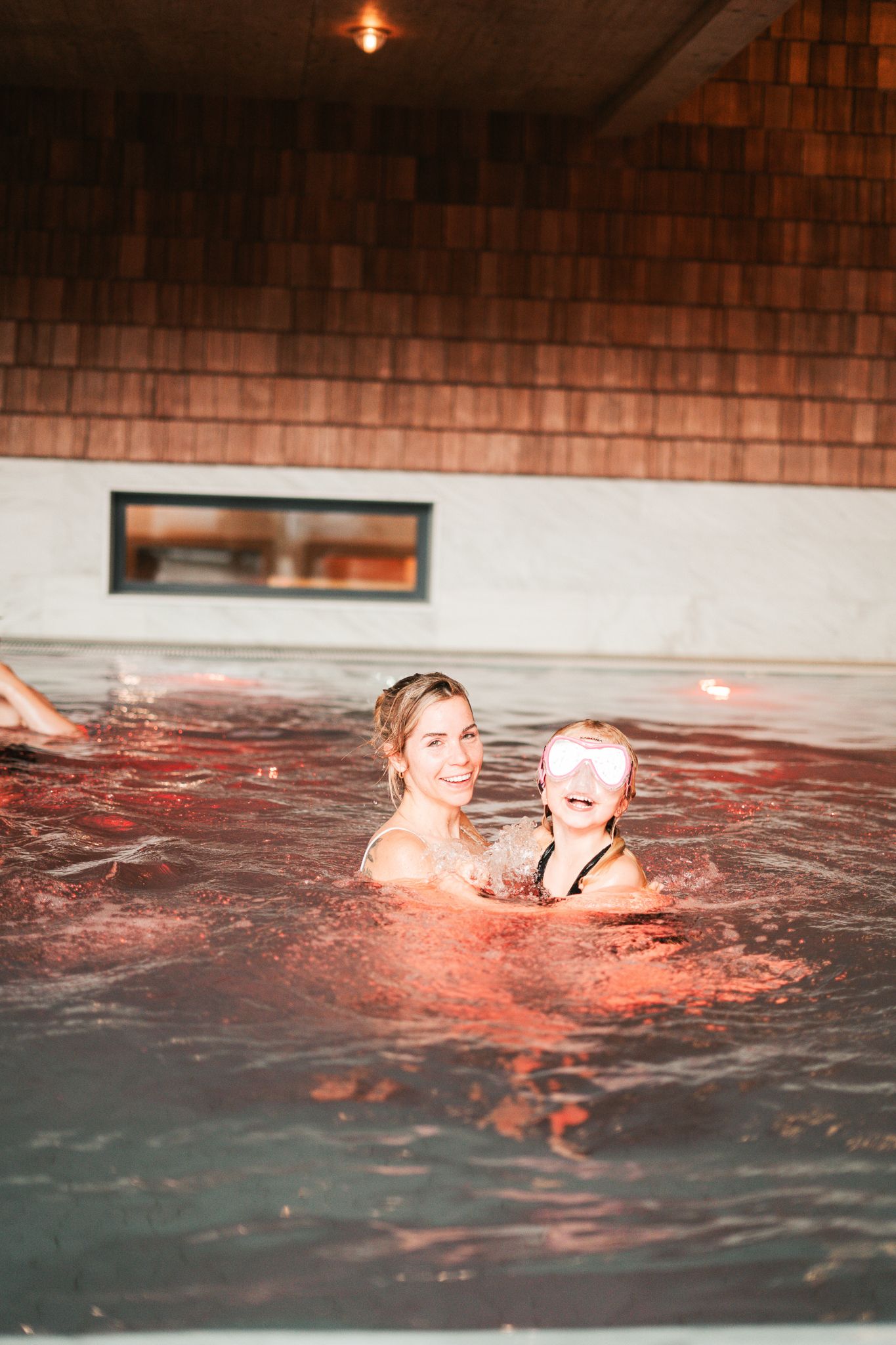Eine Mutter und ihr Kind genießen das Schwimmen im Glemmtalerhof in Hinterglemm.