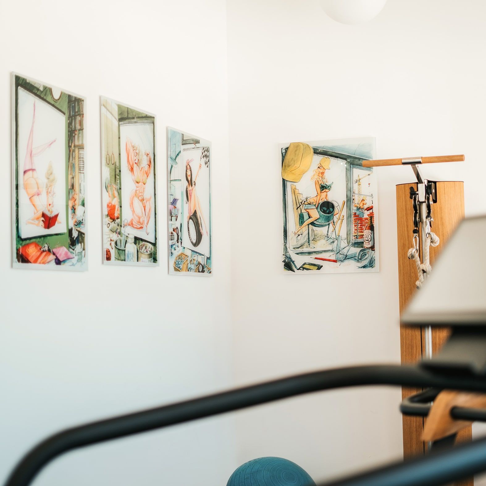 Kunstwerke an der Wand zeigen einen kreativen Raum im Glemmtalerhof in Hinterglemm.