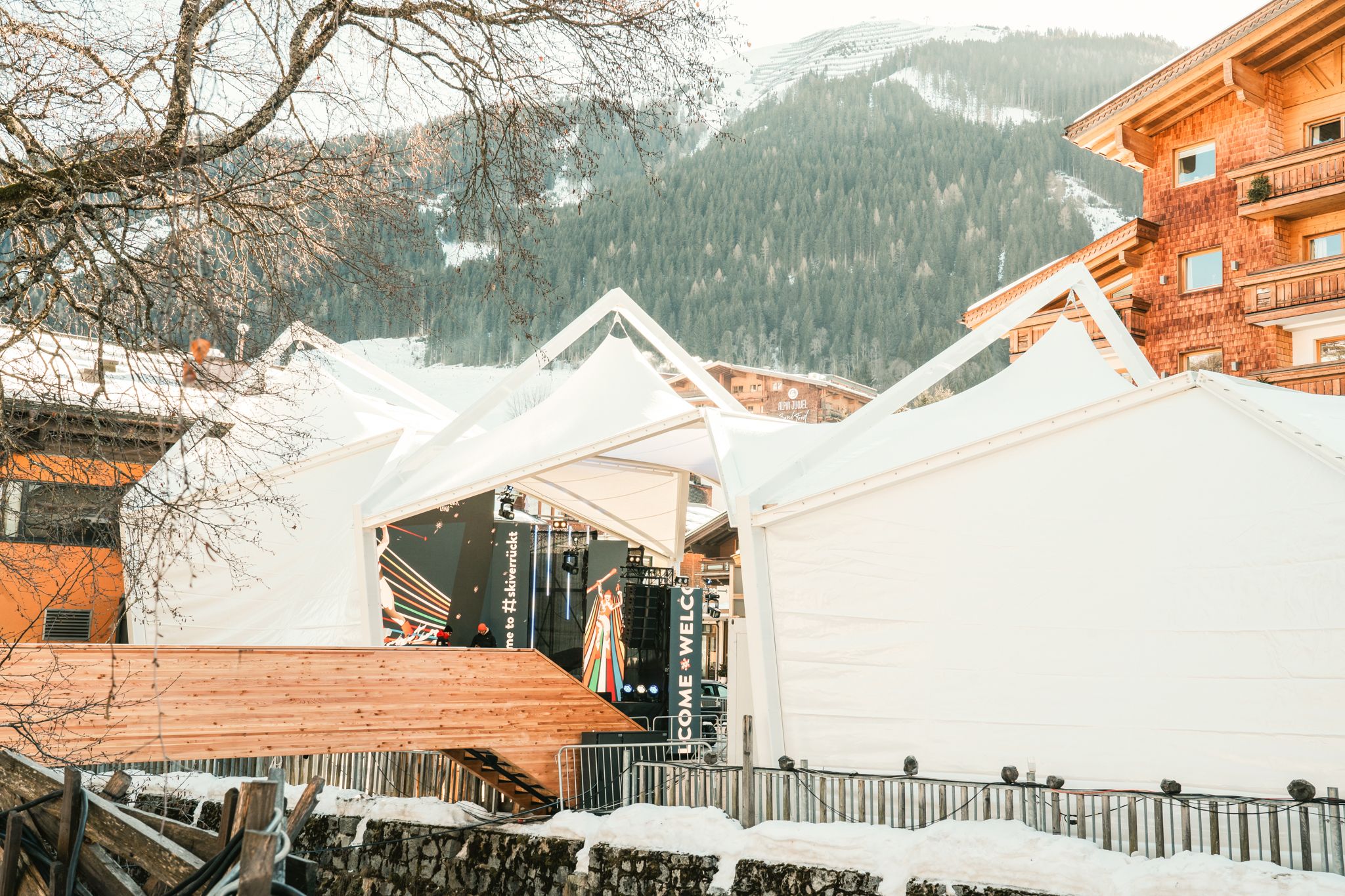 Zelte im Glemmtal, umgeben von Bergen und schneebedeckten Landschaften.