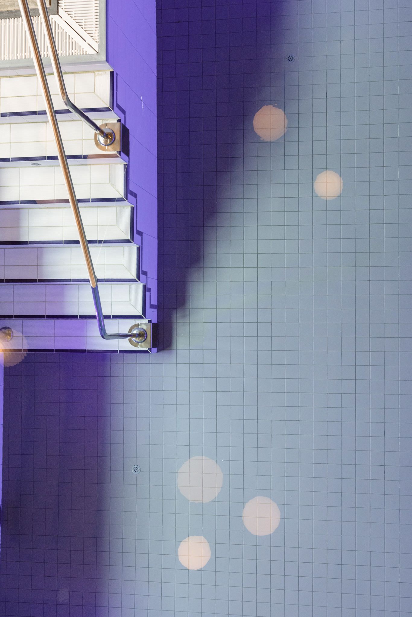 Glimmendes Schwimmbad im Glemmtalerhof, mit schönen Fliesen und stimmungsvollem Licht.