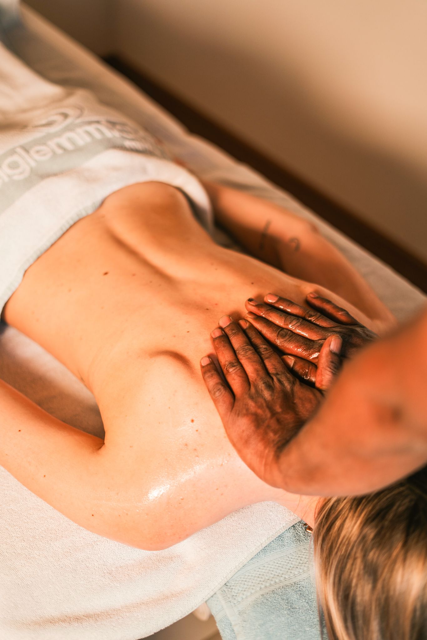 Im Glemmtalerhof in Hinterglemm erhält jemand eine entspannende Rückenmassage.