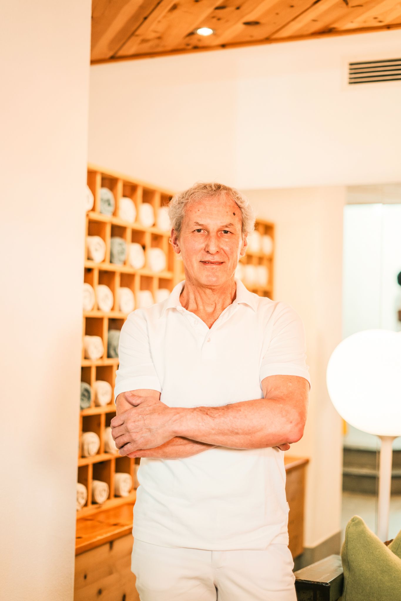 Eine Person steht im Innenbereich vom Glemmtalerhof in Hinterglemm.