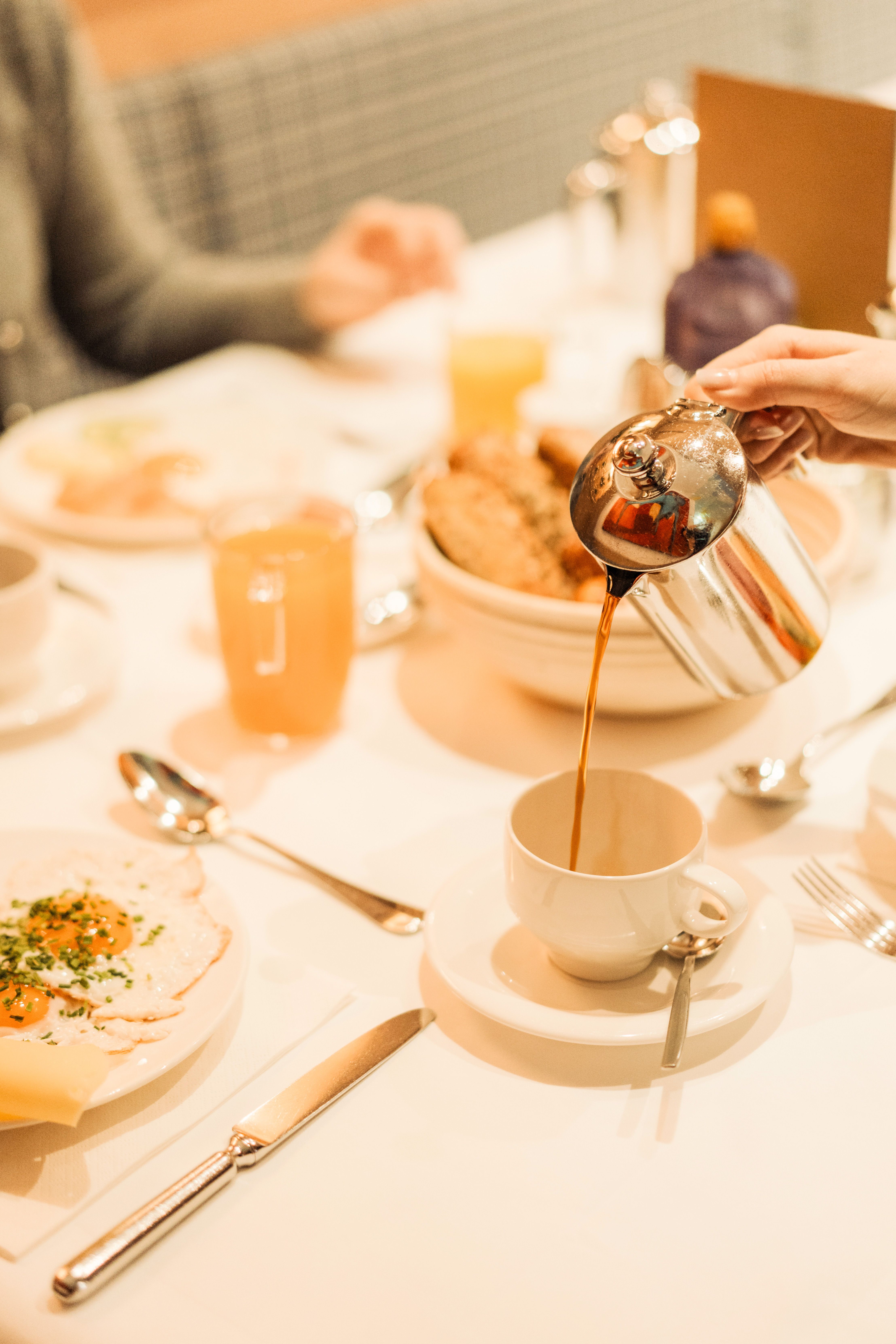 Frühstückstisch im Glemmtalerhof mit Kaffee und Ei.