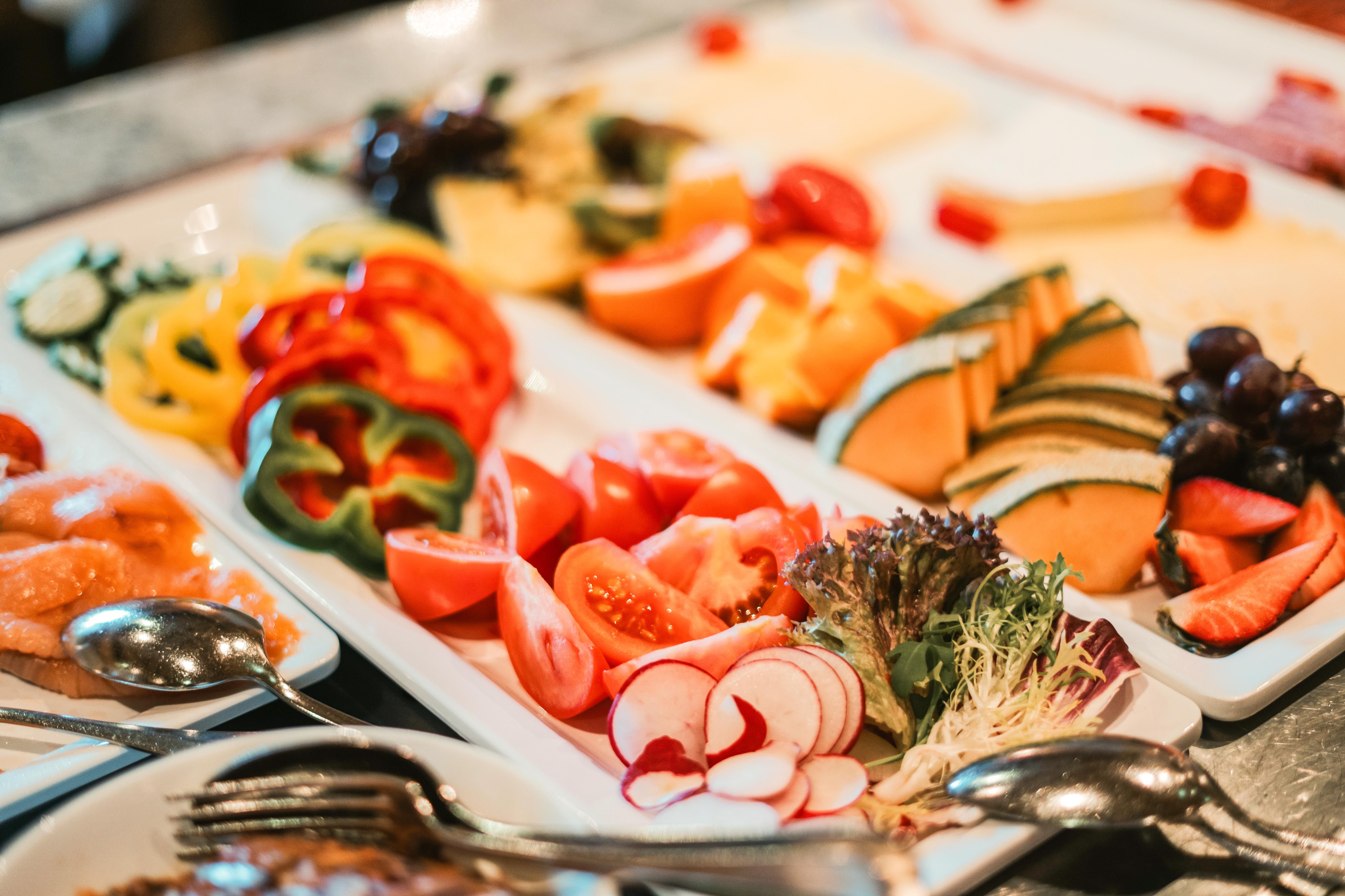 Vielfalt an frischem Gemüse und Obst auf dem Buffet im Glemmtalerhof in Hinterglemm