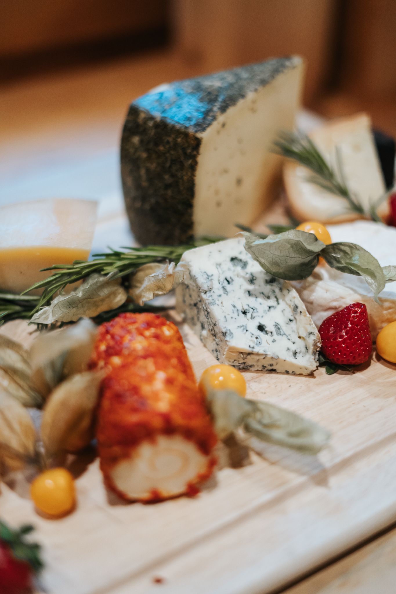 Käseplatte mit verschiedenen Sorten und frischen Früchten im Glemmtalerhof in Hinterglemm
