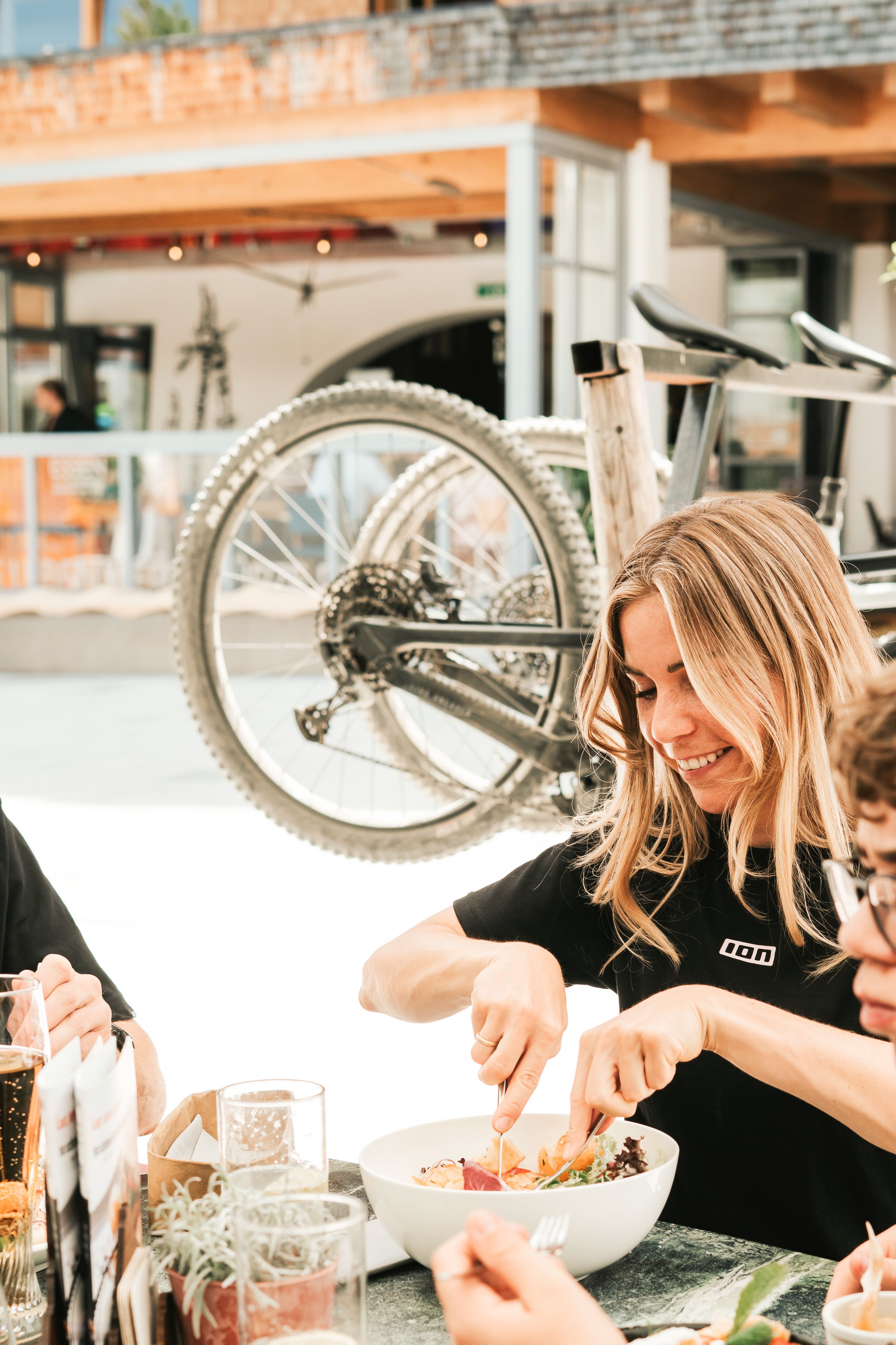 Eine Frau isst eine leckere Schüssel Salat im Glemmtalerhof in Hinterglemm.