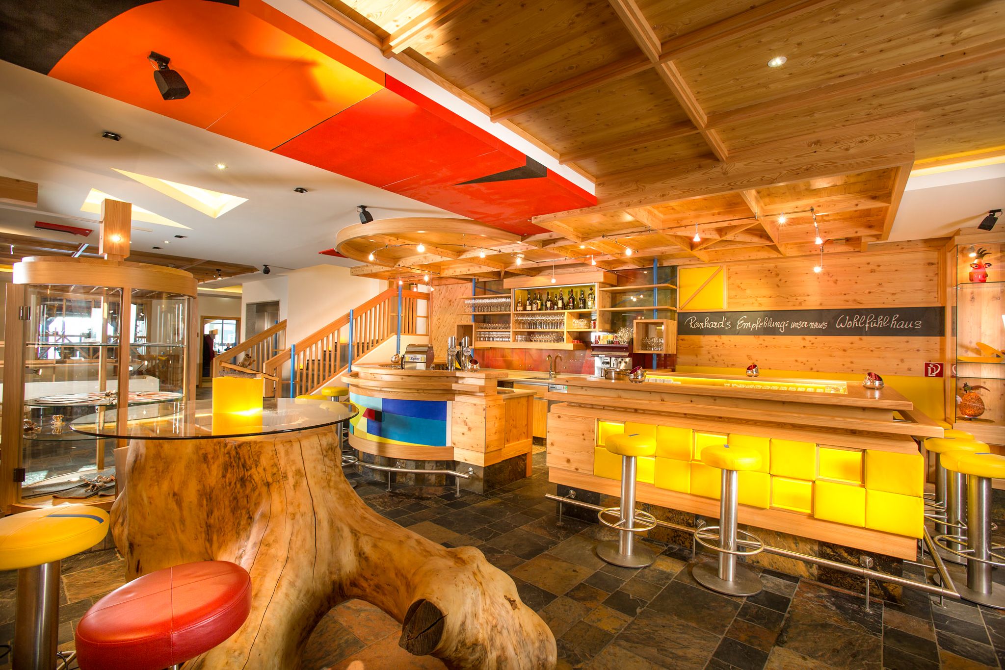 Gastronomisches Ambiente im Glemmtalerhof in Hinterglemm mit modernem Design und einladender Bar