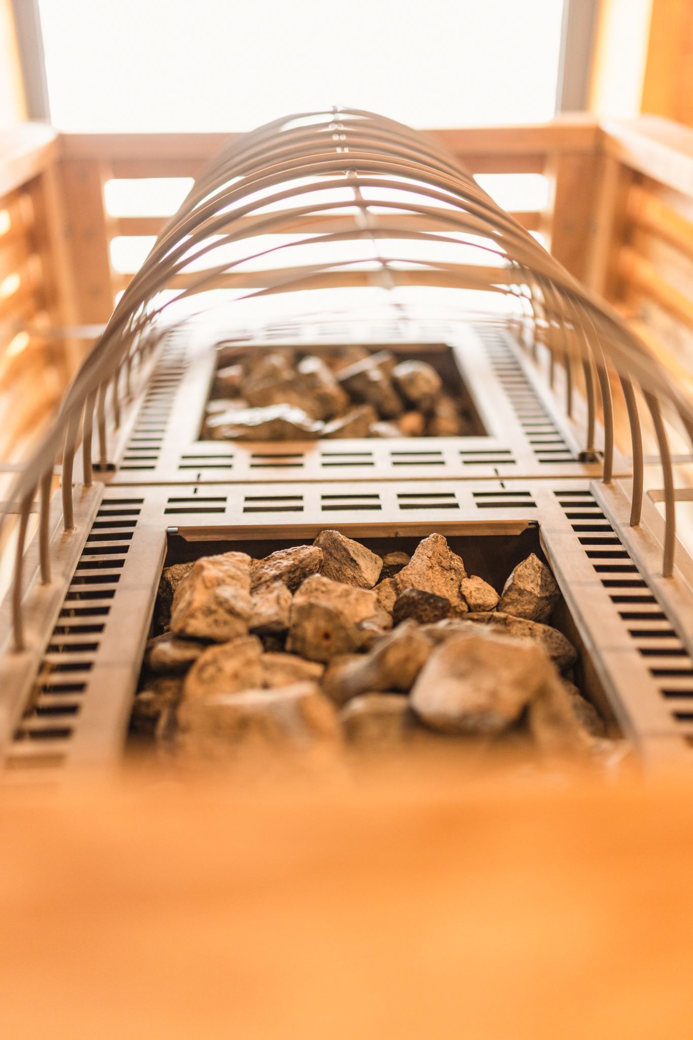 Ein Blick auf den gemütlichen Kamin im Glemmtalerhof in Hinterglemm mit Steinen.