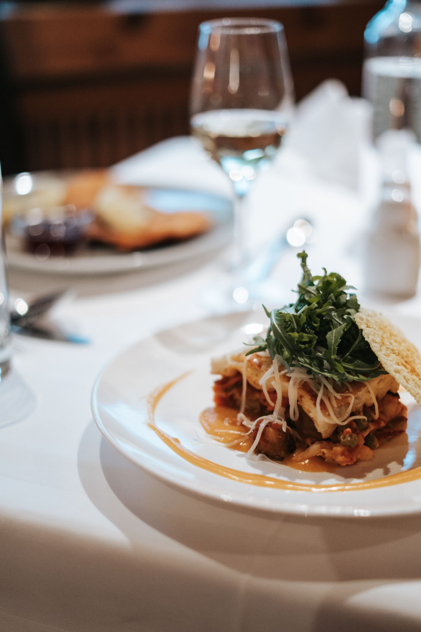 Ein köstliches Gericht im Glemmtalerhof, umgeben von einer gemütlichen Atmosphäre.