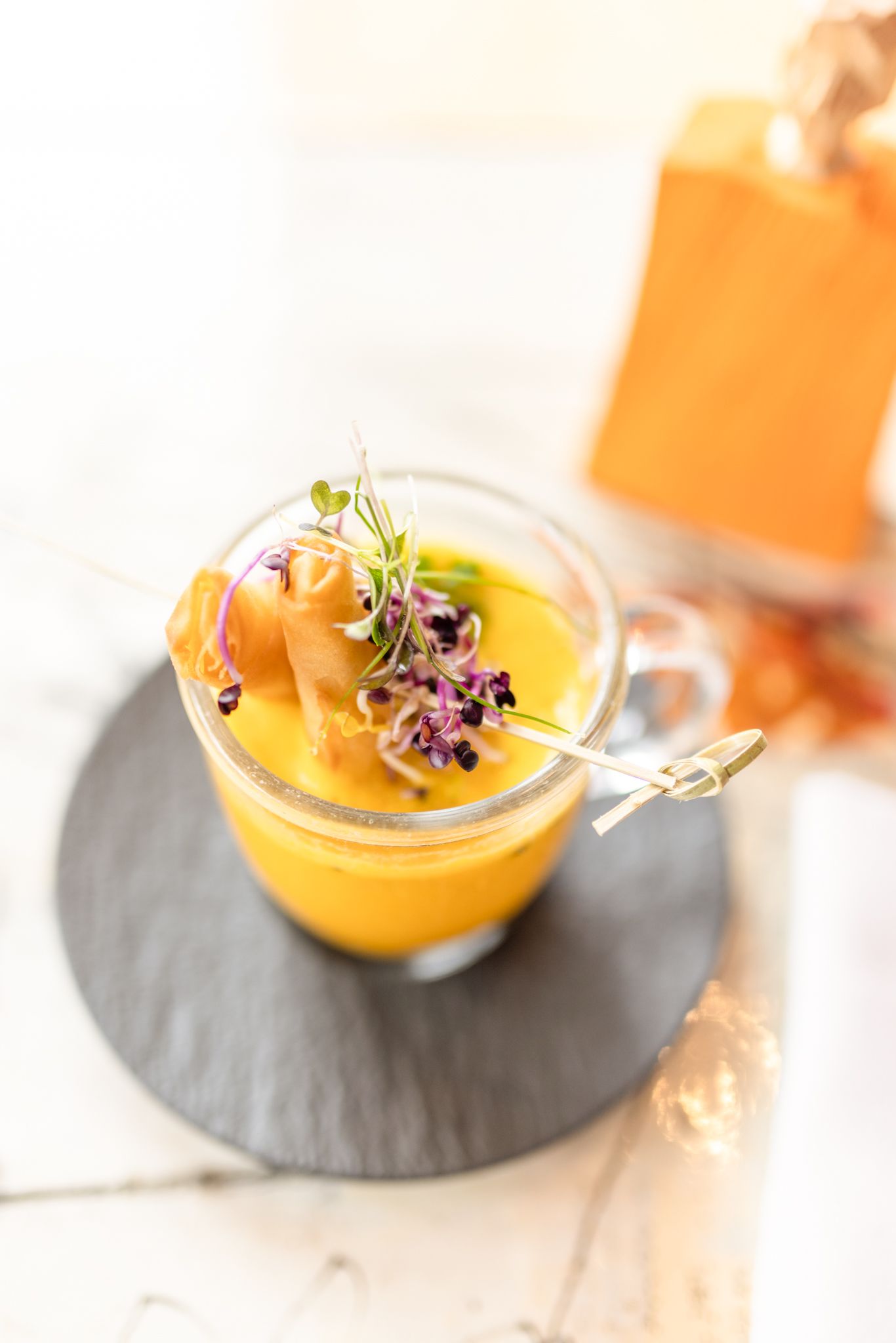 Ein köstliches Gericht mit frischen Kräutern im Glemmtalerhof in Hinterglemm.