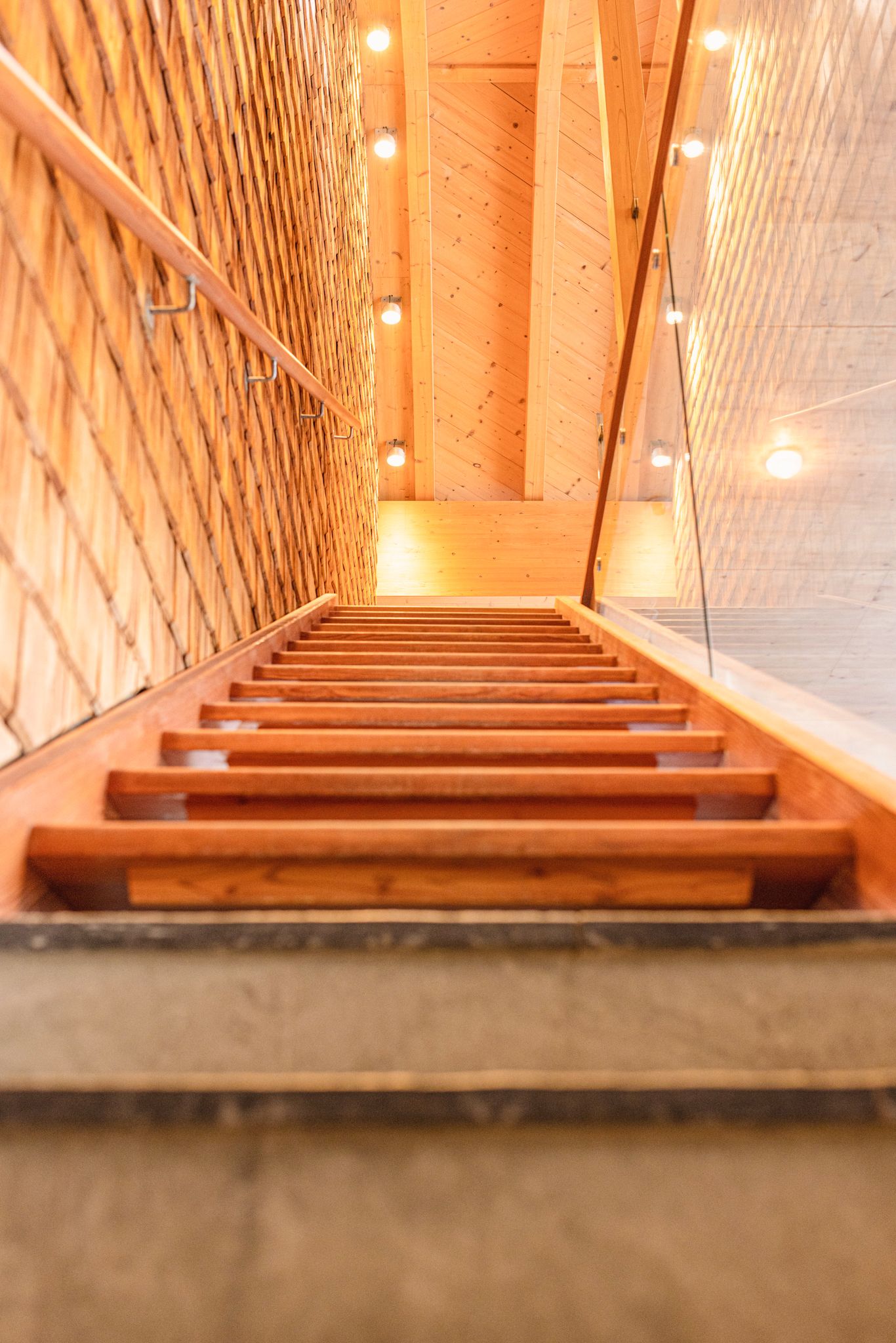 Holztreppe mit warmem Licht im Glemmtalerhof in Hinterglemm.