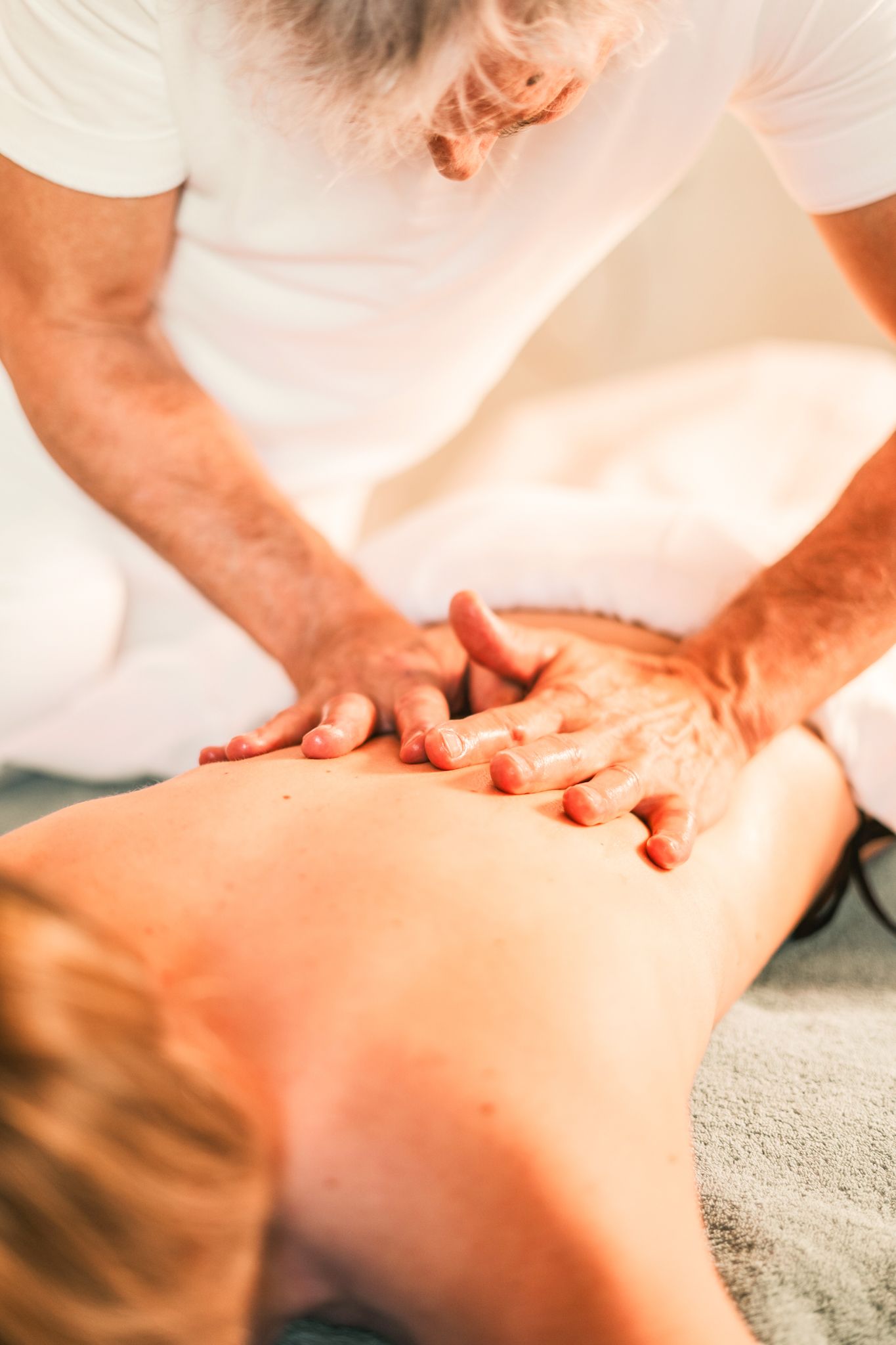 Entspannende Massage im Glemmtalerhof in Hinterglemm fördert Wohlergehen und Erholung.