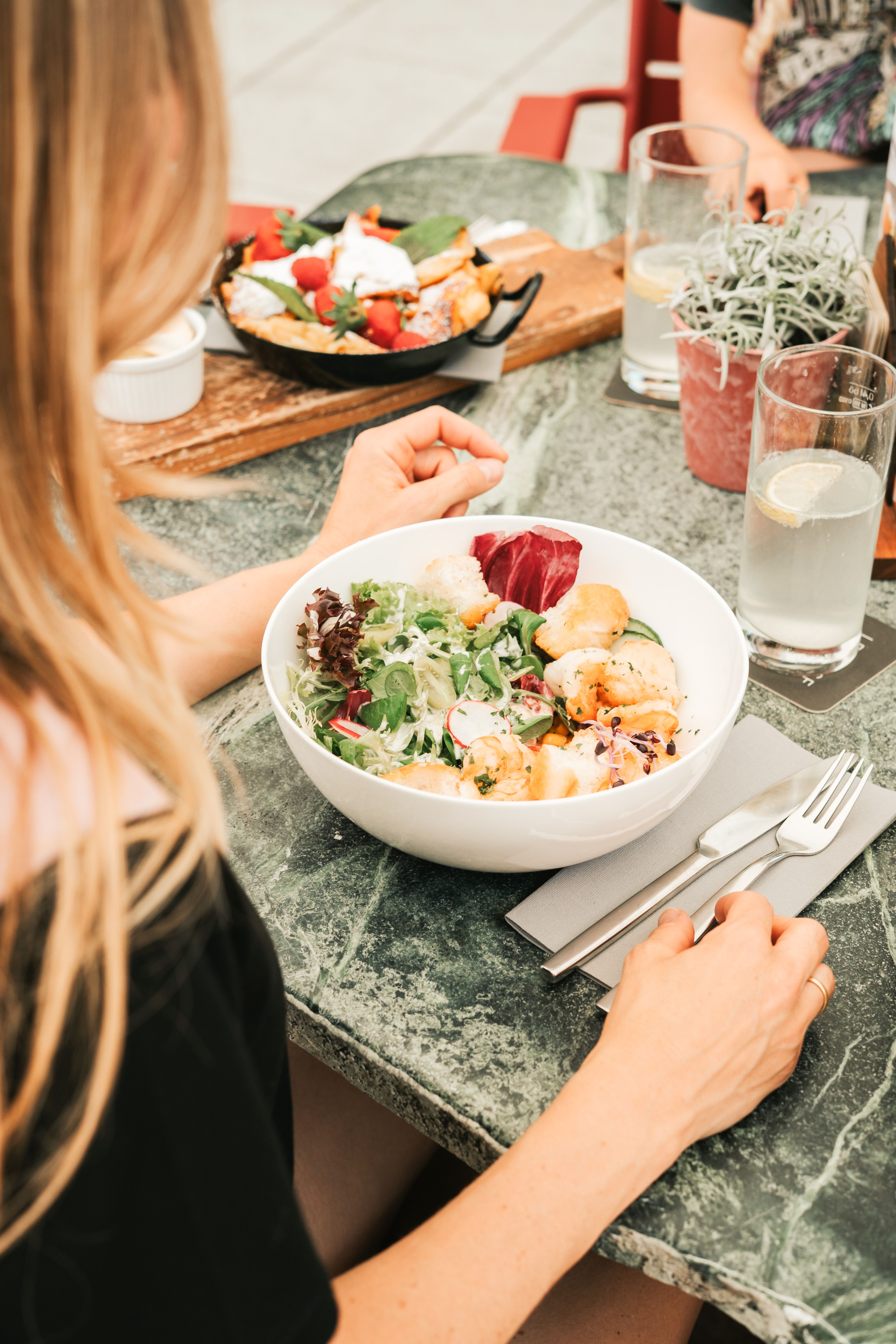 Frischer Salat und Getränke im Glemmtalerhof in Hinterglemm. Genuss in der schönen Natur.