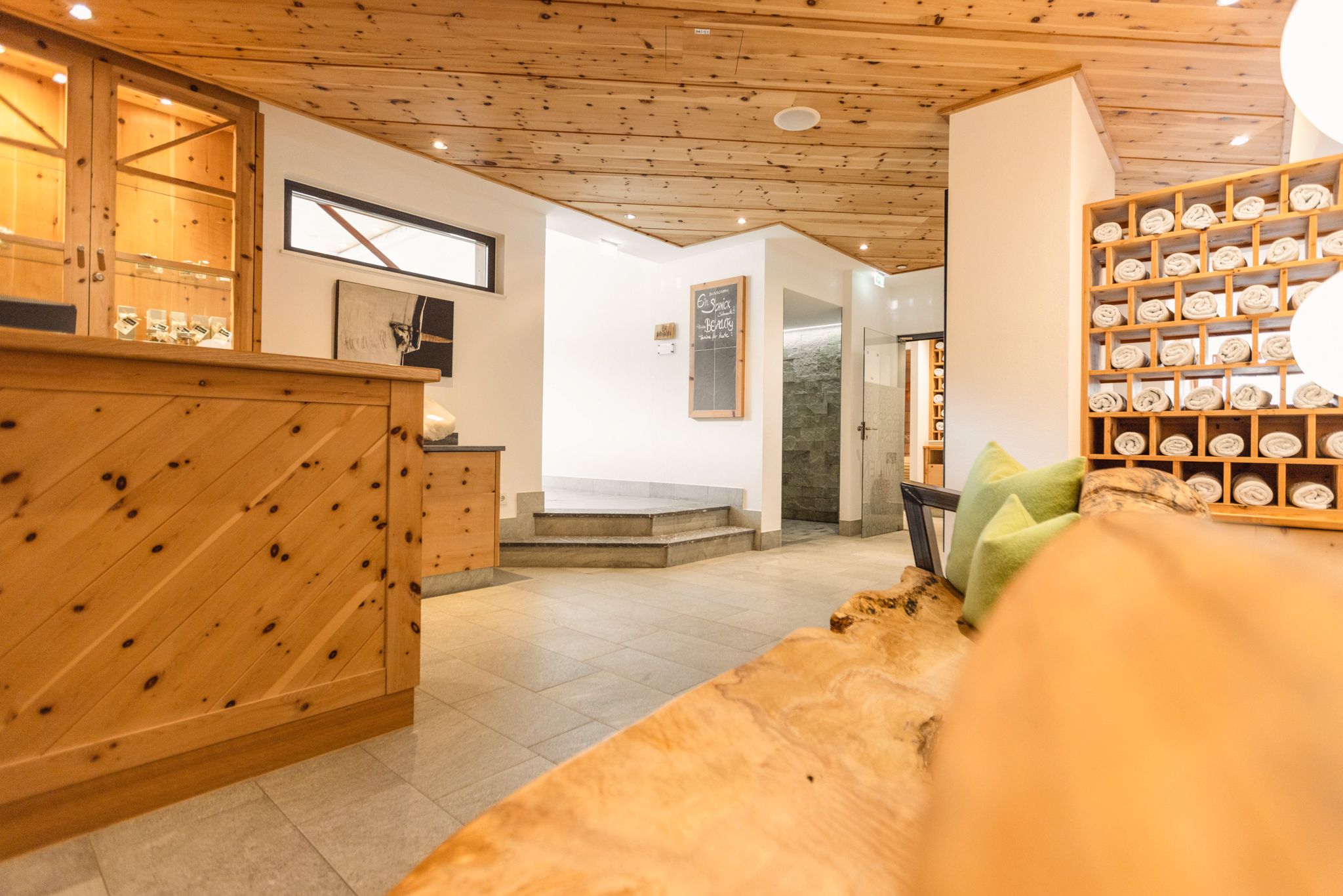 Der Empfangsbereich im Glemmtalerhof in Hinterglemm wirkt freundlich und einladend.