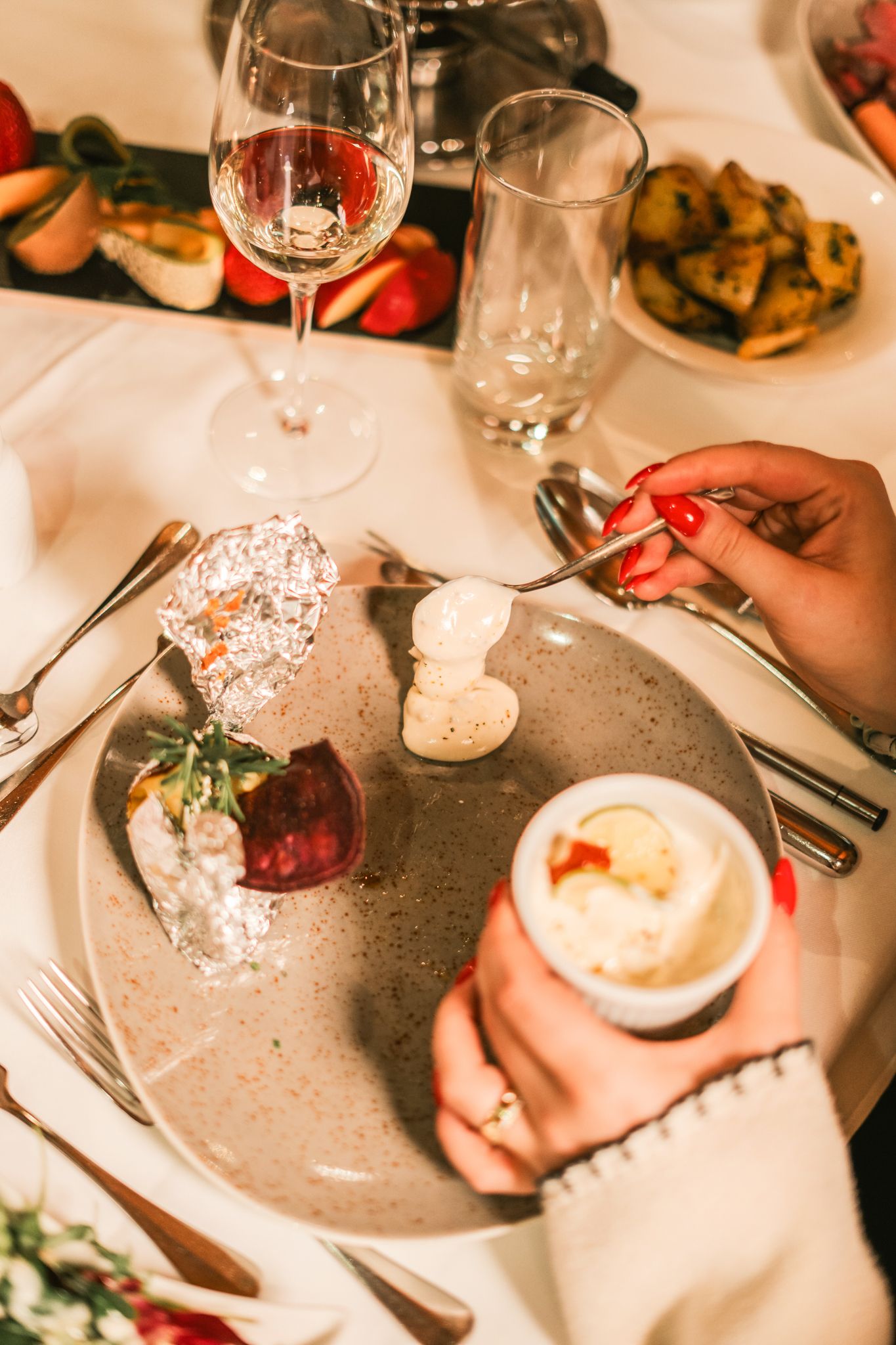 Ein elegantes Abendessen im Glemmtalerhof mit köstlichen Speisen und erlesenen Getränken.