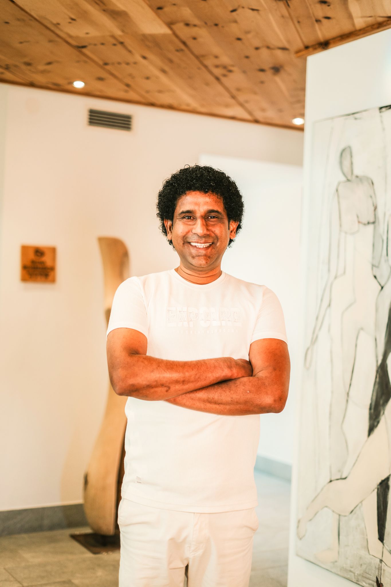 Ein lächelnder Mann steht im Glemmtalerhof in Hinterglemm.