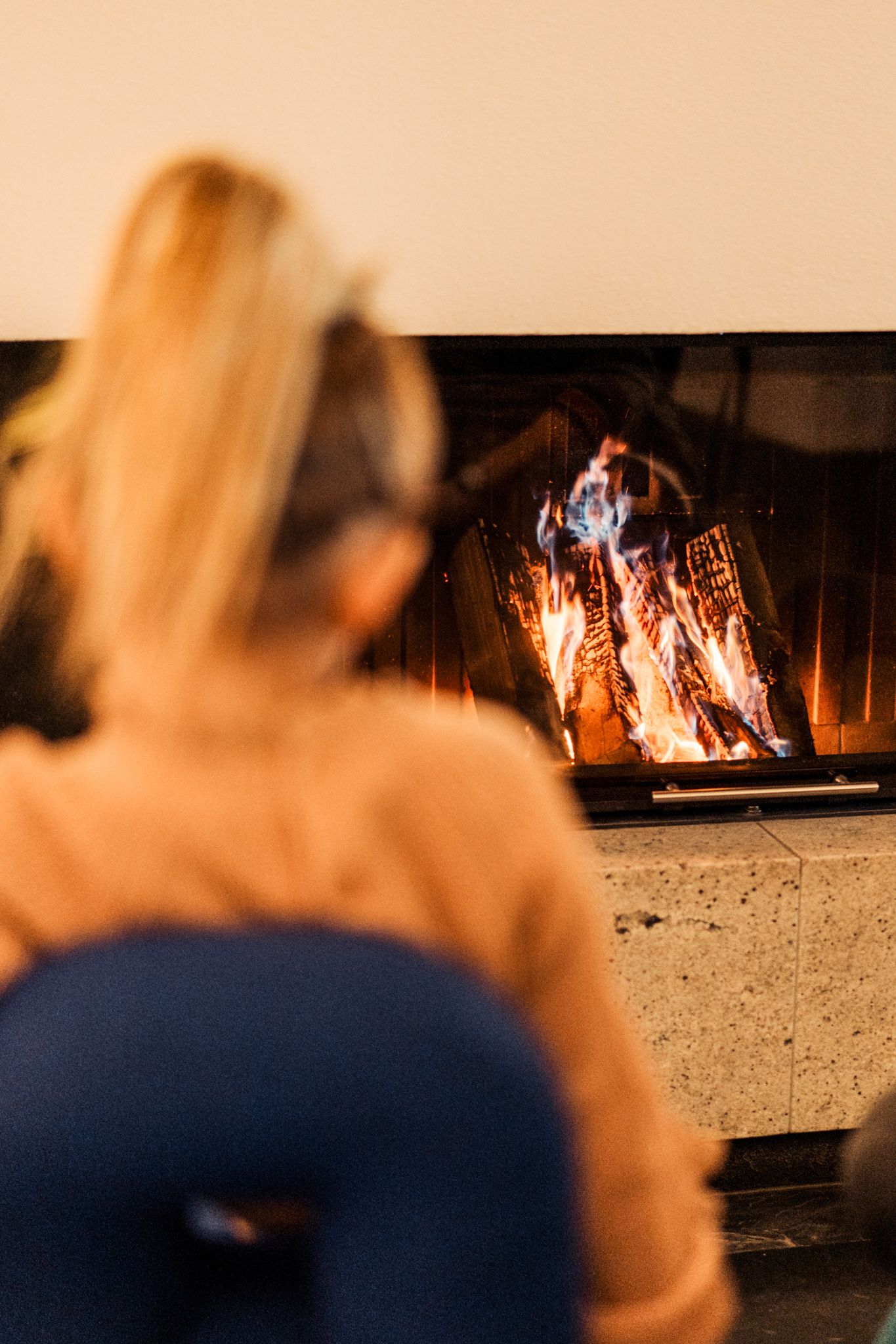 Gemütliche Atmosphäre am Kamin im Glemmtalerhof in Hinterglemm.