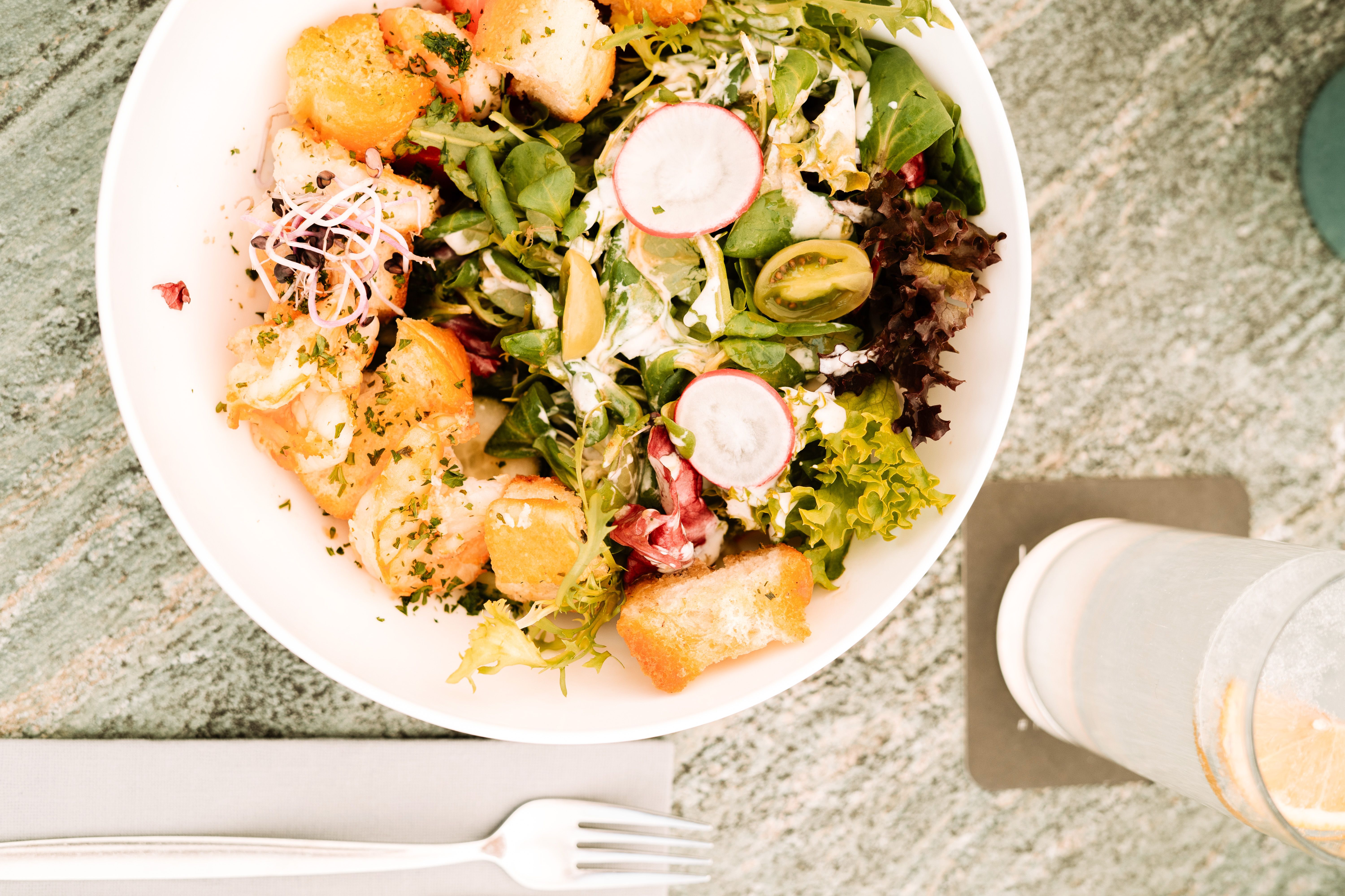 Frischer Salat im Glemmtalerhof, umgeben von köstlichen Zutaten und trockenem Brot.
