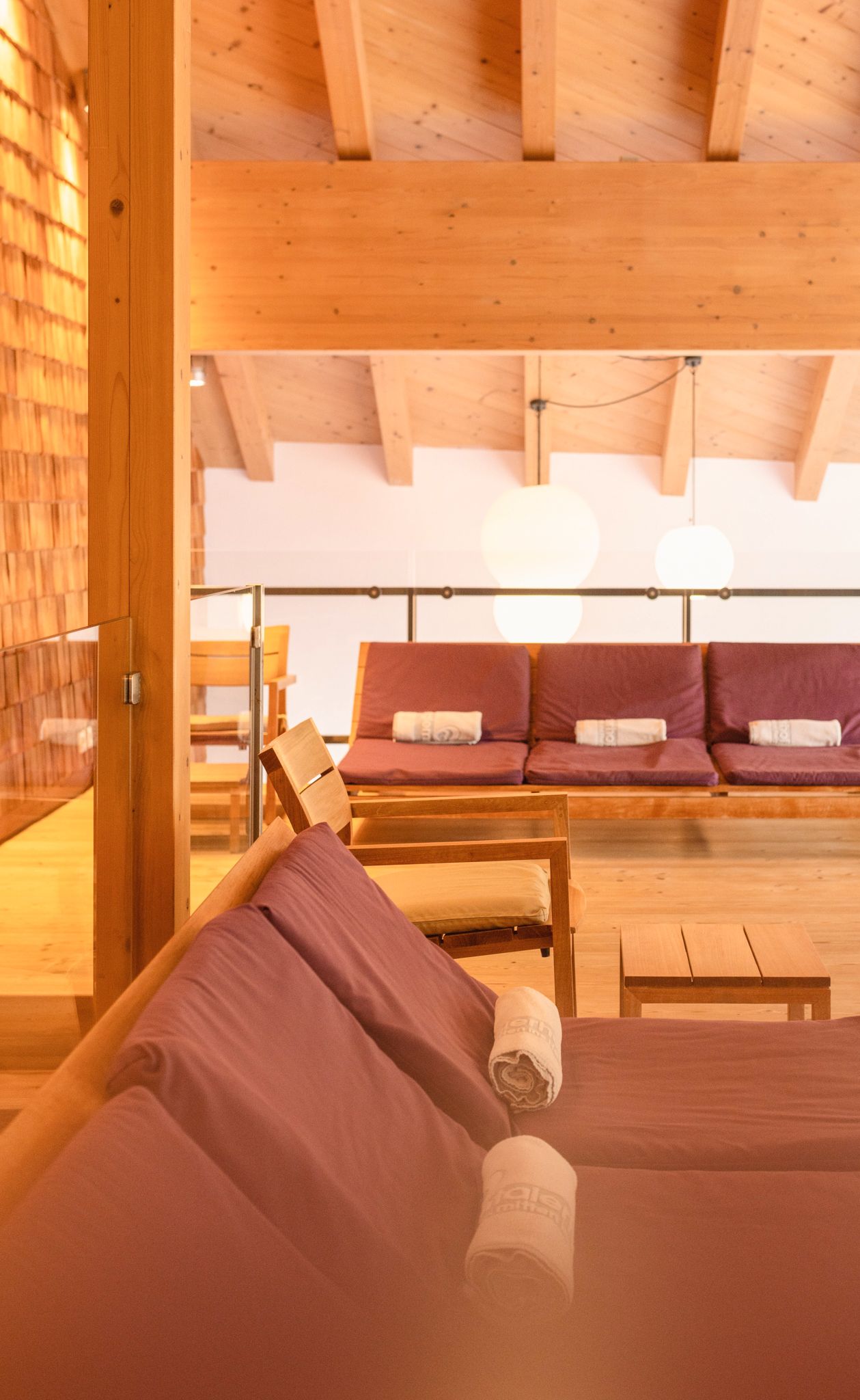 Ein stilvoller Raum im Glemmtalerhof in Hinterglemm mit gemütlichen Sitzgelegenheiten und warmem Holz.