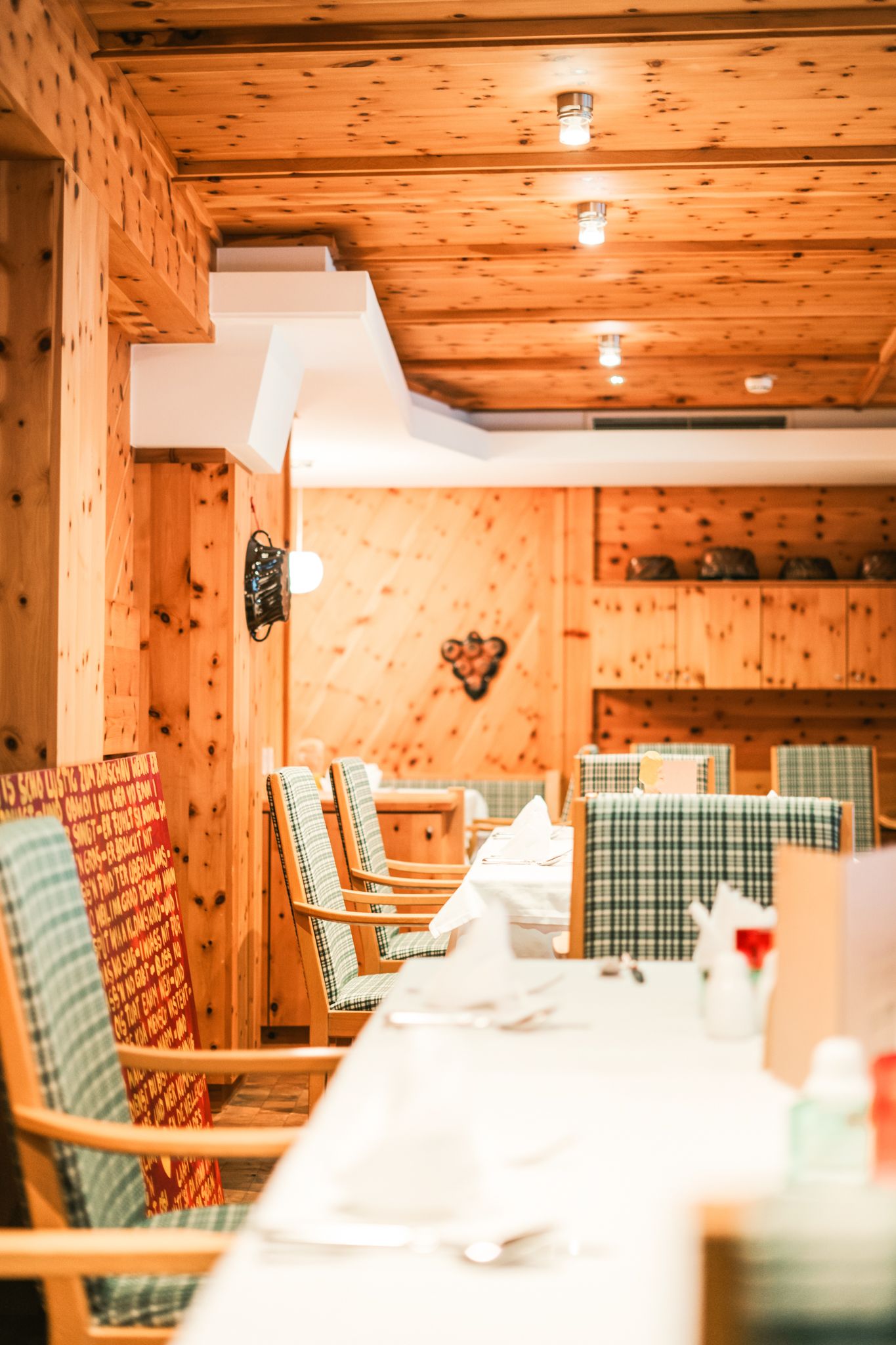 Helles, rustikales Restaurant mit Holzdekor im Glemmtalerhof in Hinterglemm