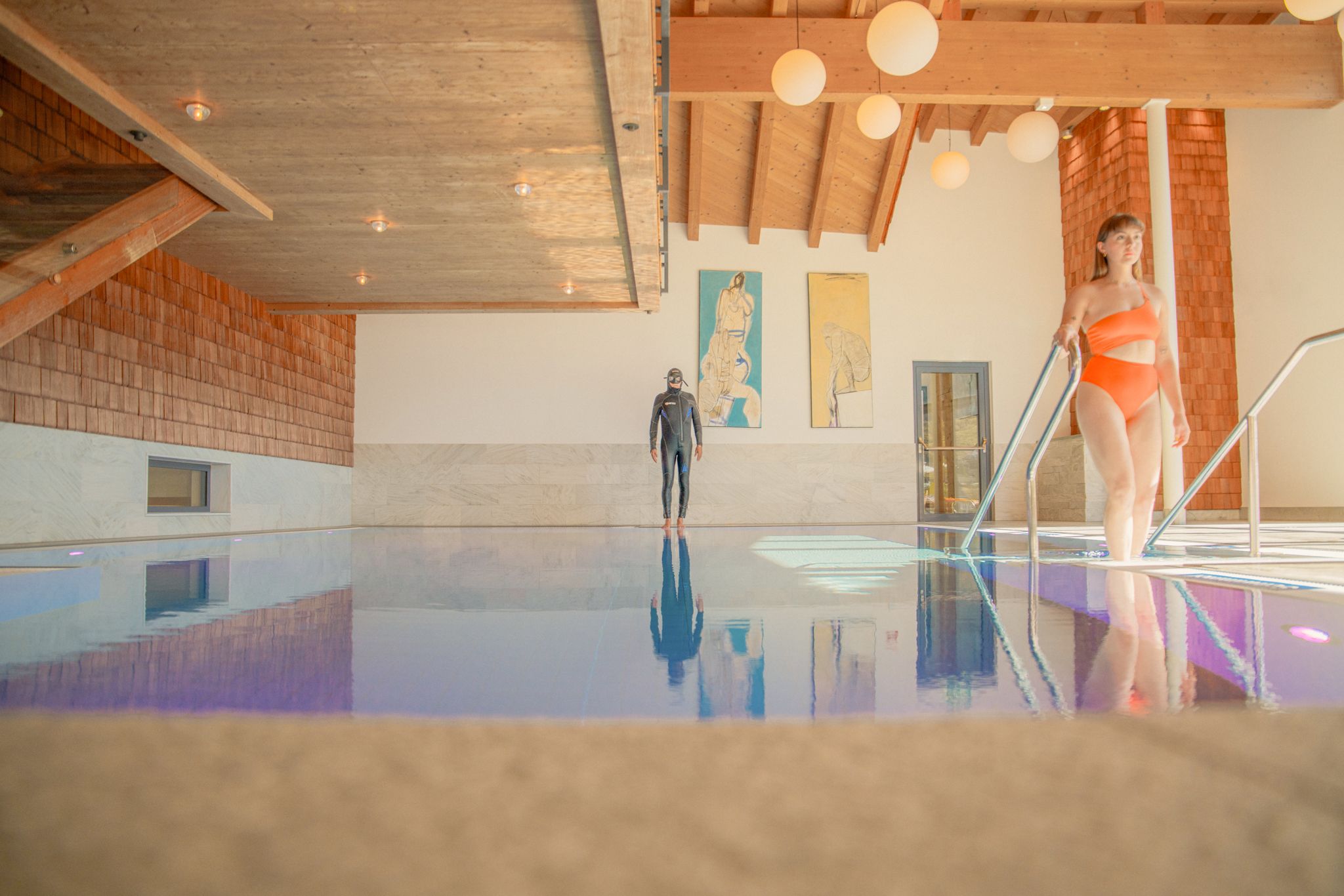 Im Glemmtalerhof in Hinterglemm gibt es einen eleganten Pool mit Künstlerskulpturen und entspannenden Atmosphären.