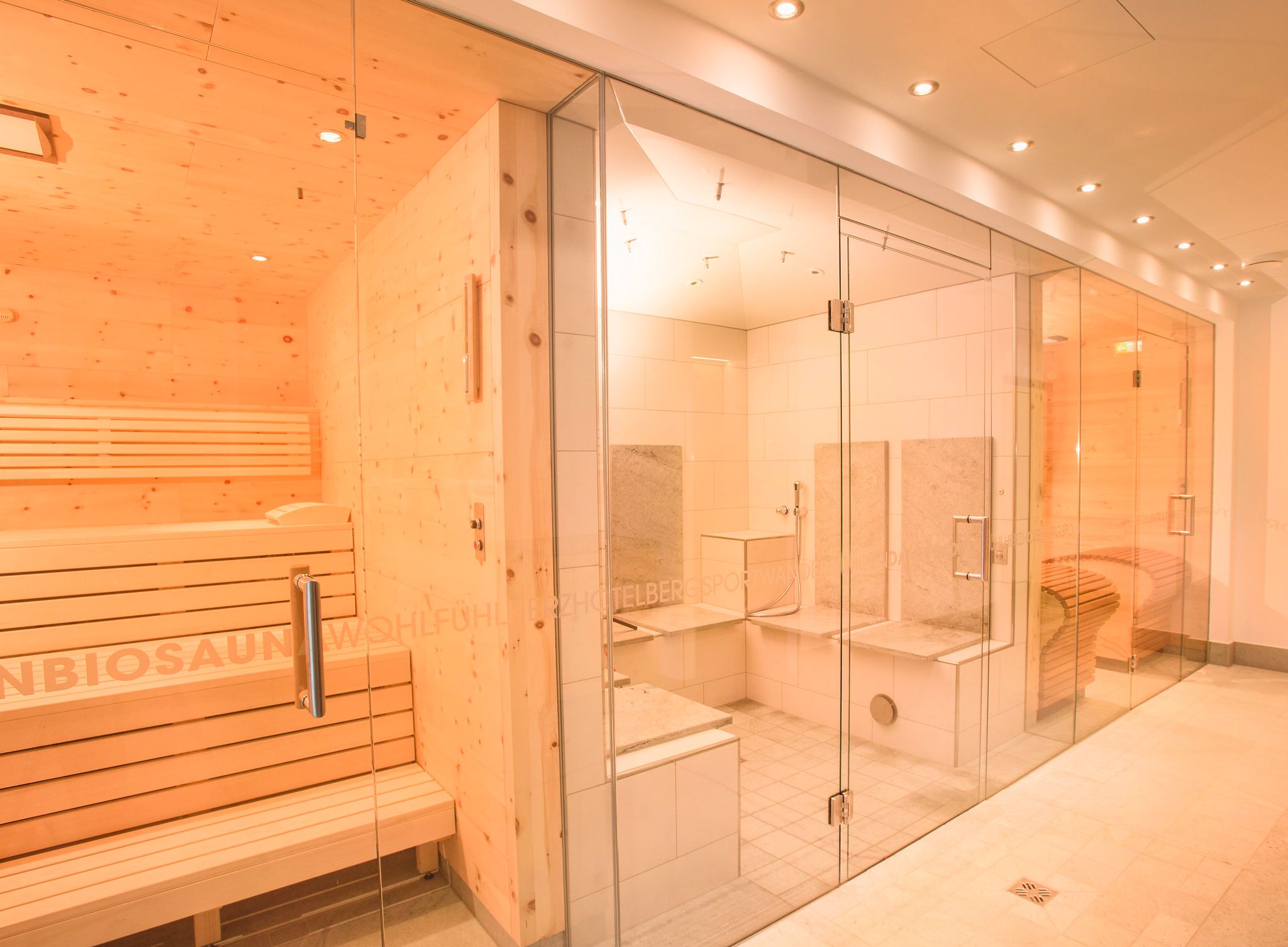 Glemmtalerhof in Hinterglemm bietet eine moderne Wellnessoase mit Sauna und Dampfbad.