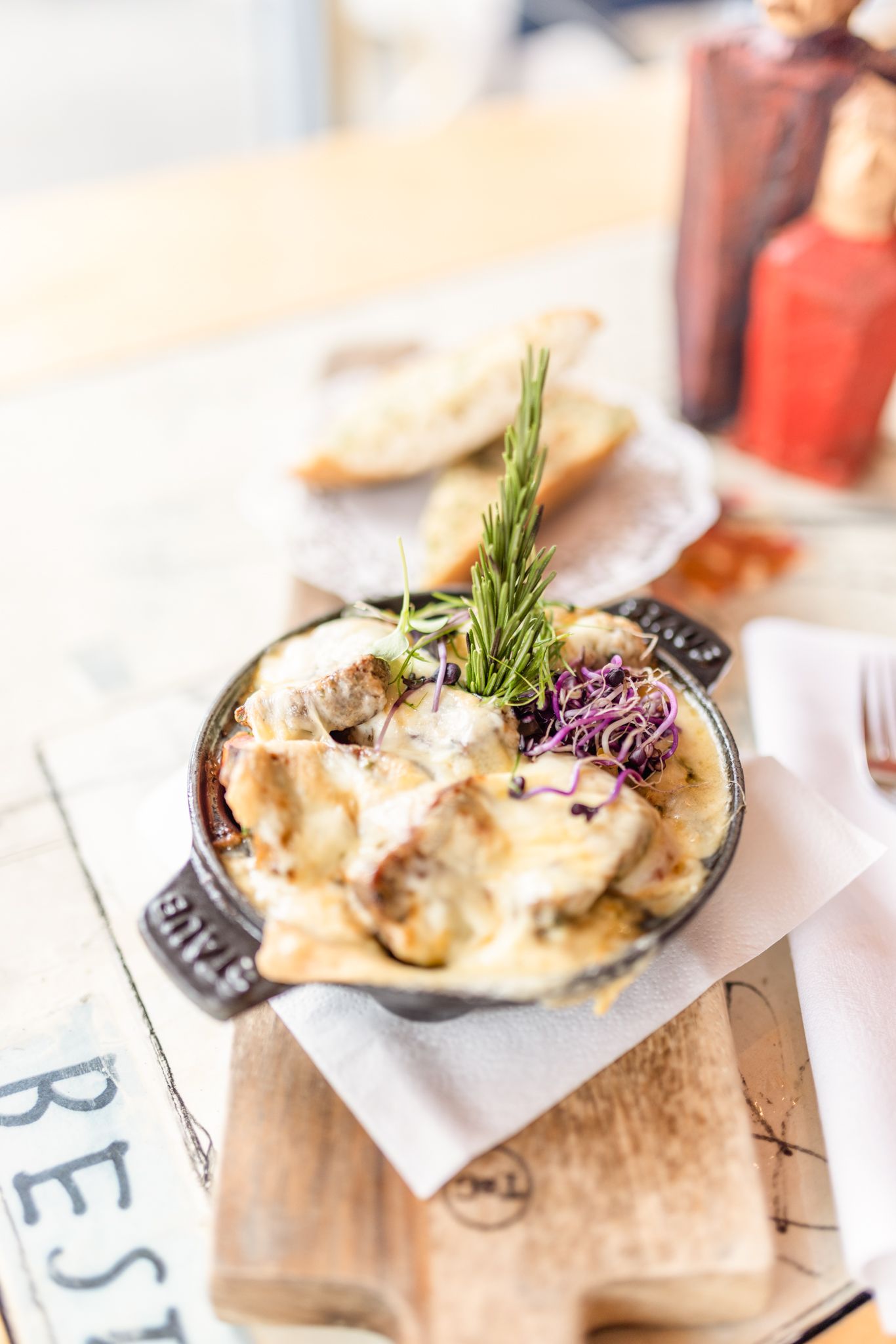 Ein köstliches Gericht im Glemmtalerhof in Hinterglemm, serviert in einer schmackhaften Pfanne.