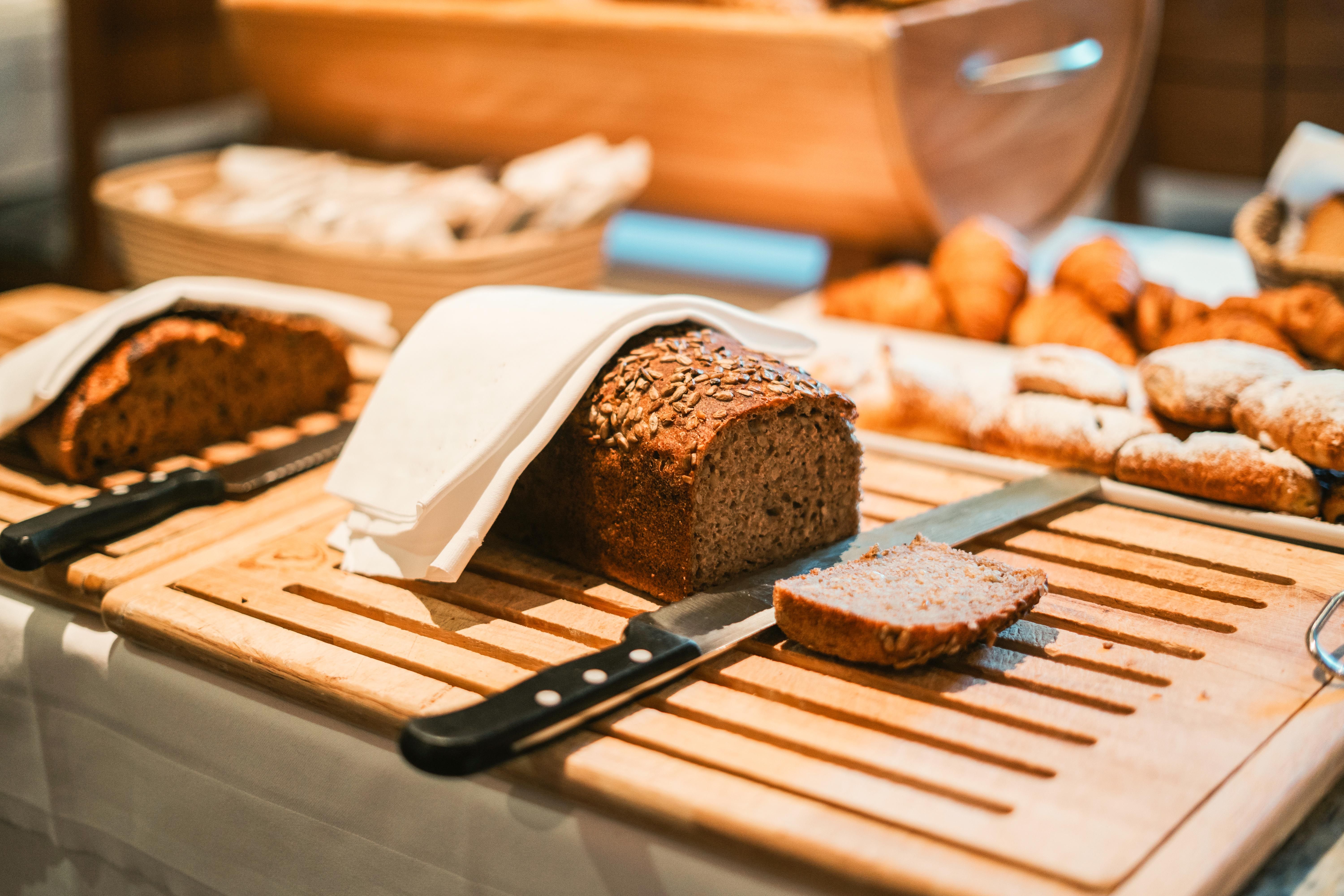 Frisches Brot auf einem Tisch im Glemmtalerhof in Hinterglemm.