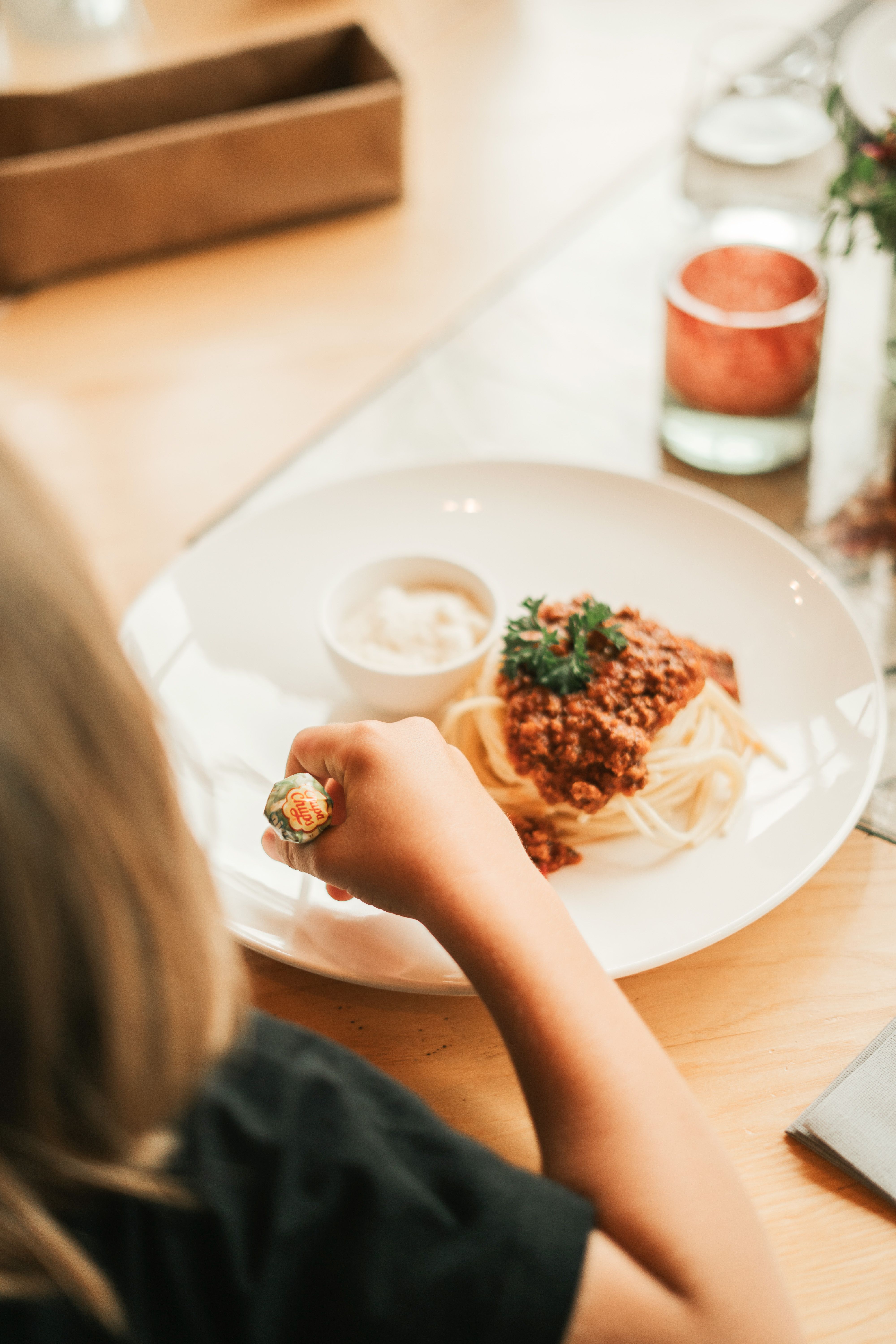 Ein Kind isst Spaghetti mit Bolognese im Glemmtalerhof in Hinterglemm.