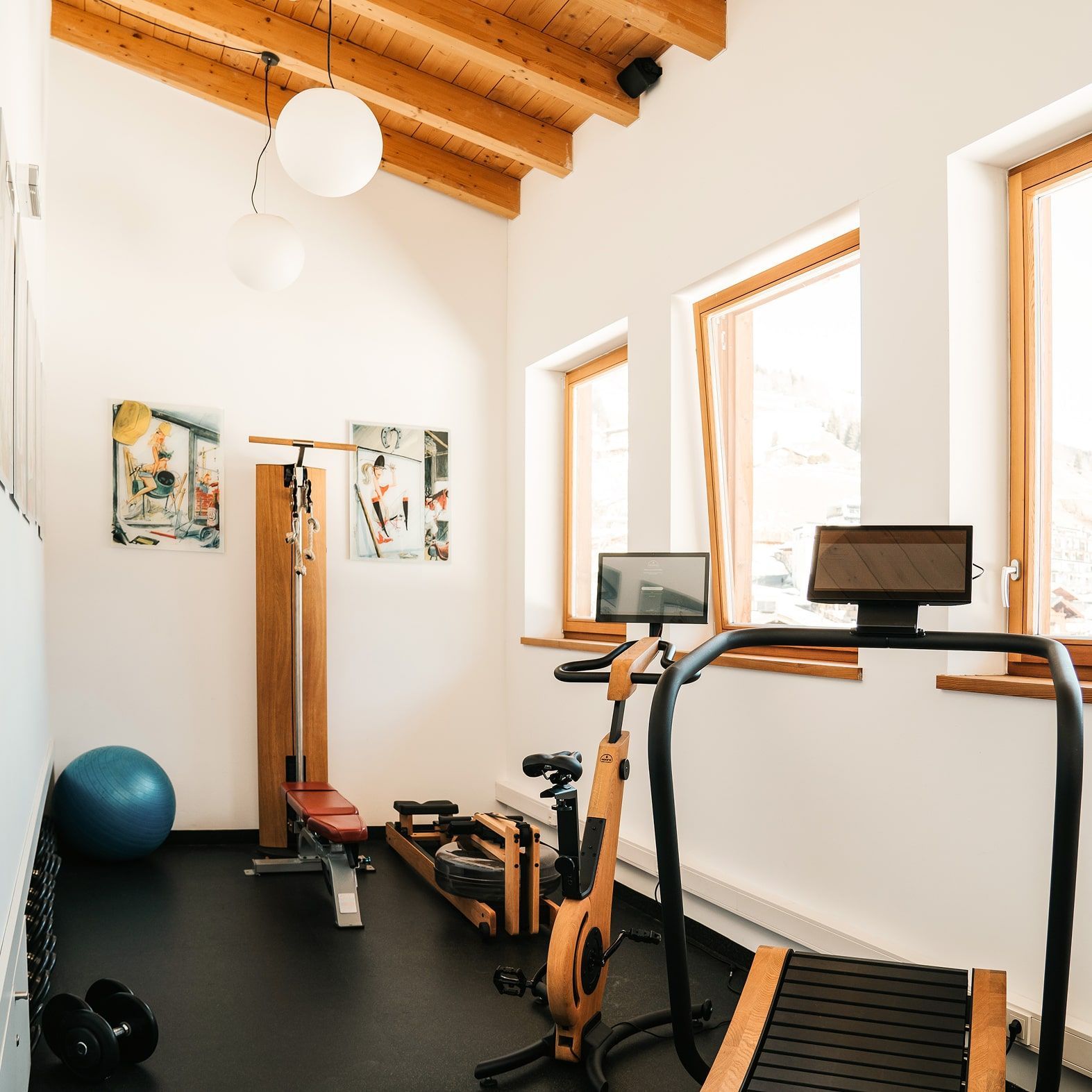 Moderne Fitnessräume im Glemmtalerhof in Hinterglemm mit eleganten Geräten und viel Licht.