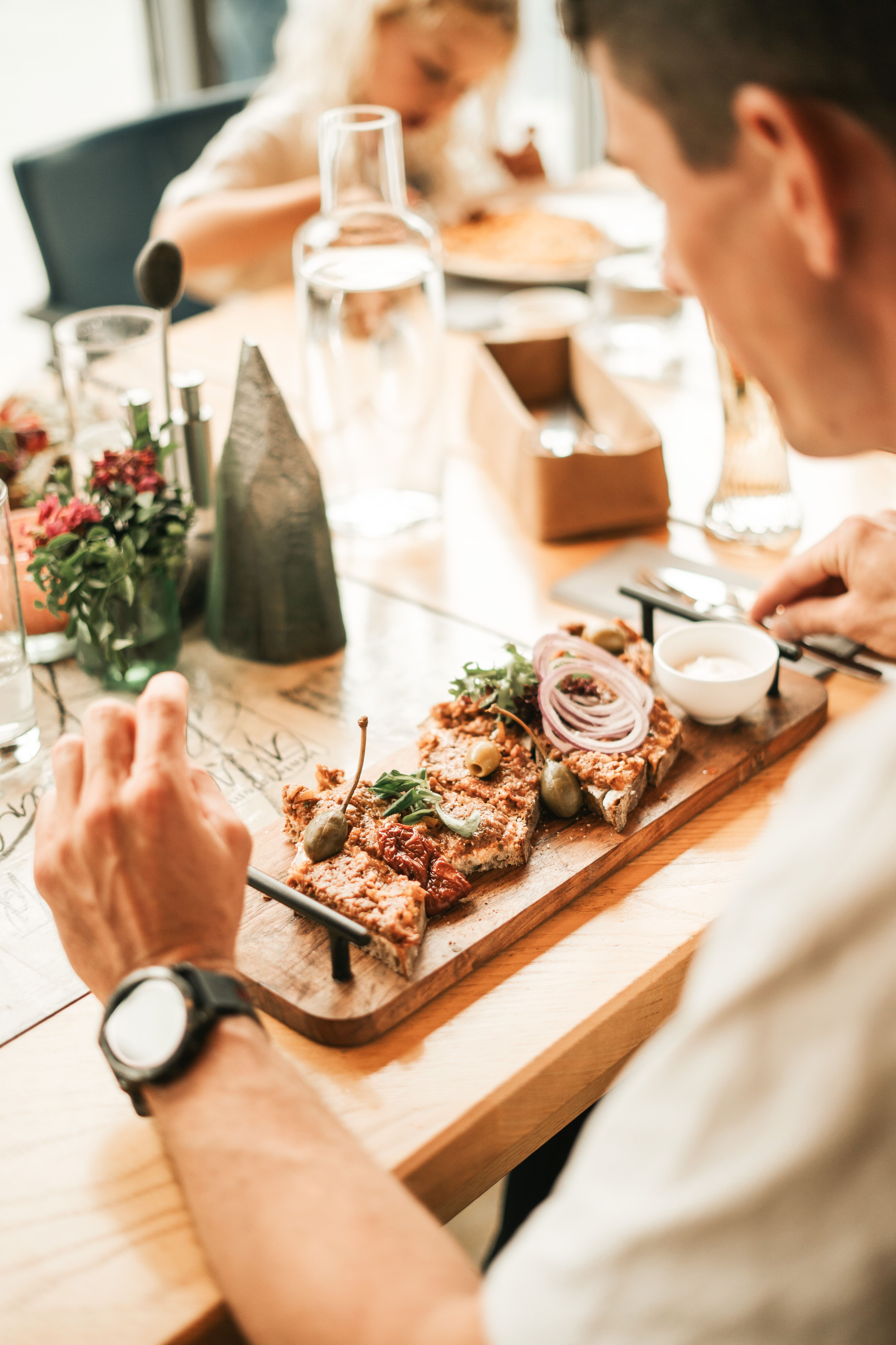 Ein Mann genießt eine Mahlzeit mit einer Vielzahl von Speisen im Glemmtalerhof in Hinterglemm.