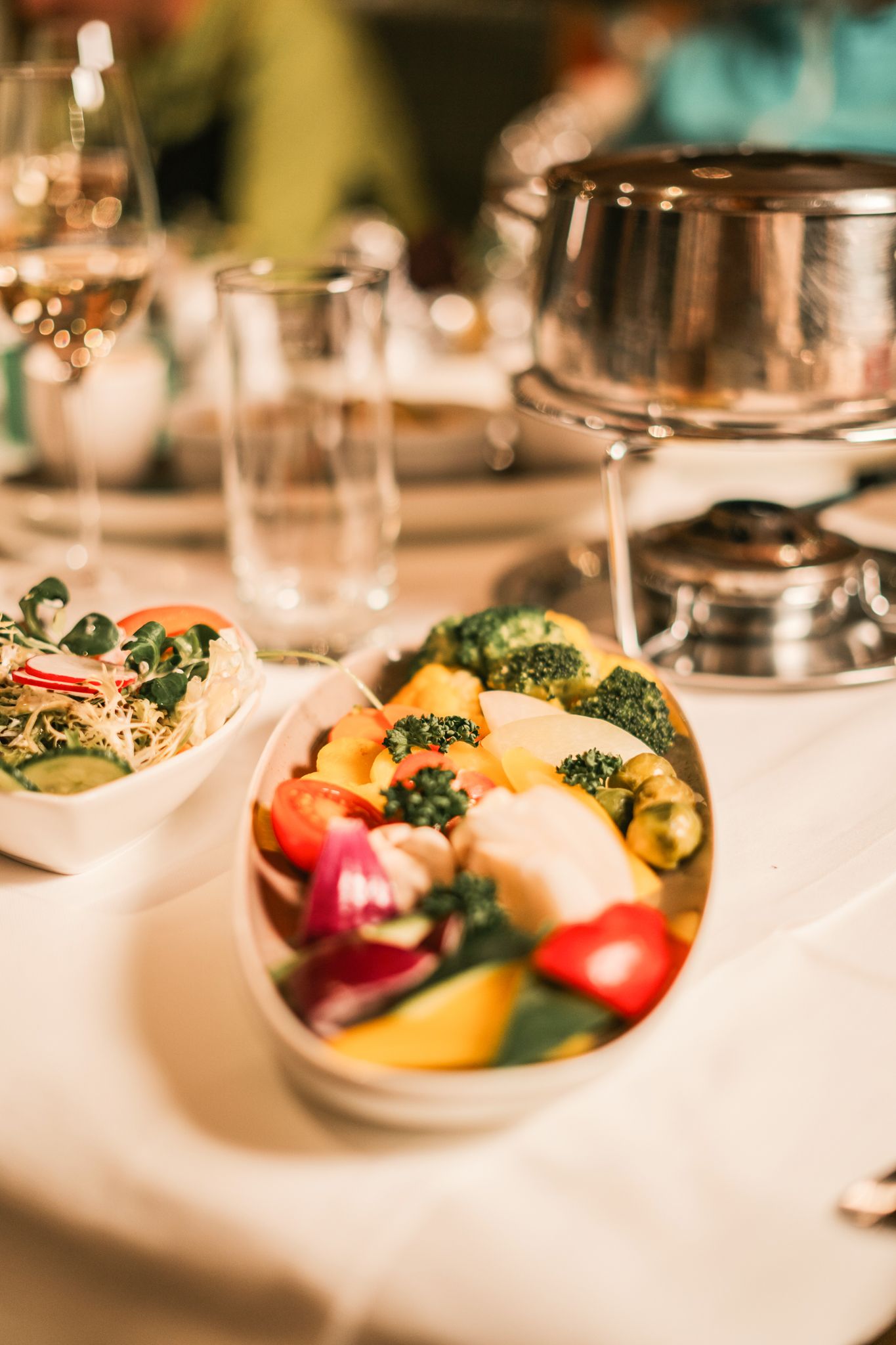 Frisches Gemüse und Salat bei einem Abendessen im Glemmtalerhof in Hinterglemm.
