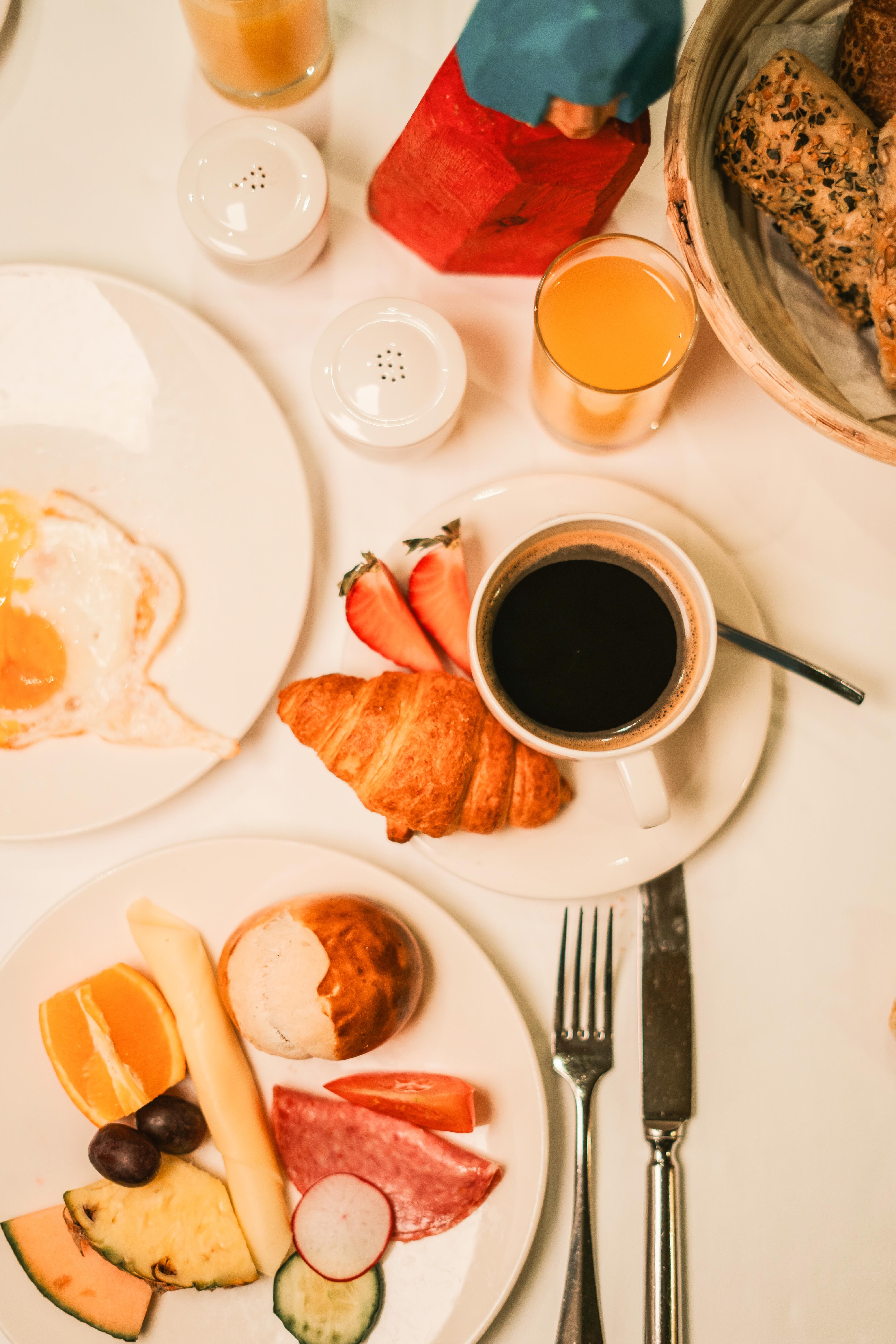 Frühstück im Glemmtalerhof mit frischen Speisen und Getränken.