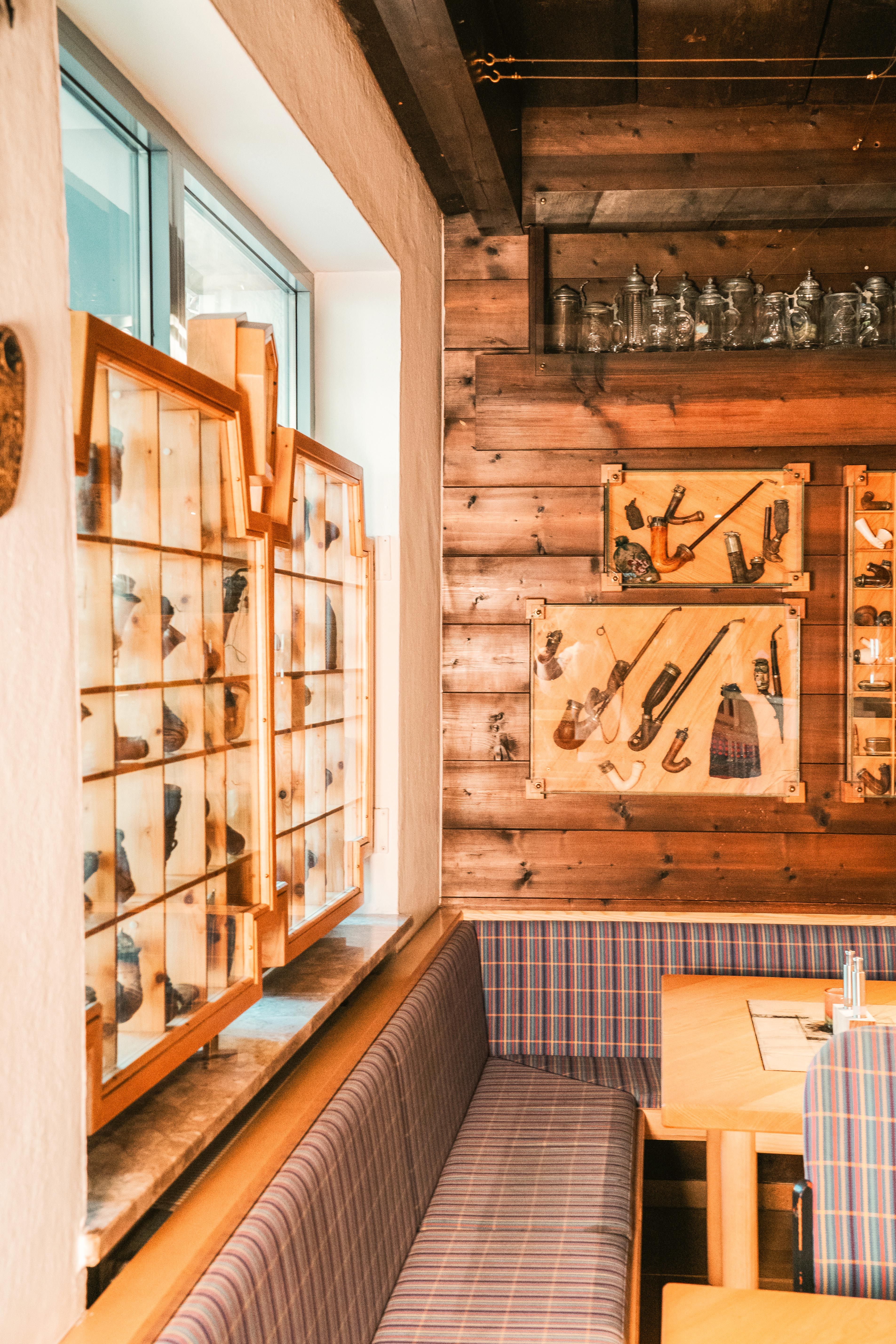 Gemütliches Restaurant mit Holzdekor im Glemmtalerhof, Hinterglemm.