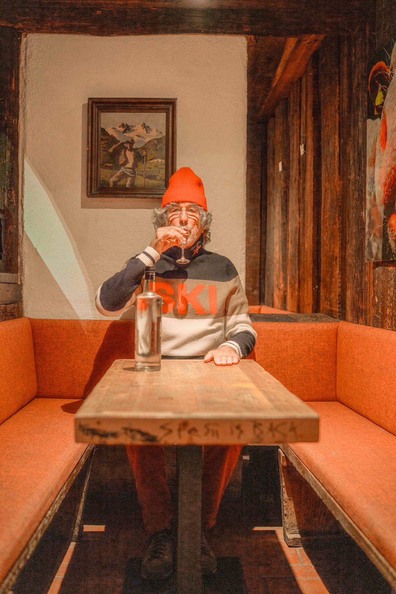 Ein Mann trinkt in gemütlicher Atmosphäre im Glemmtalerhof in Hinterglemm.