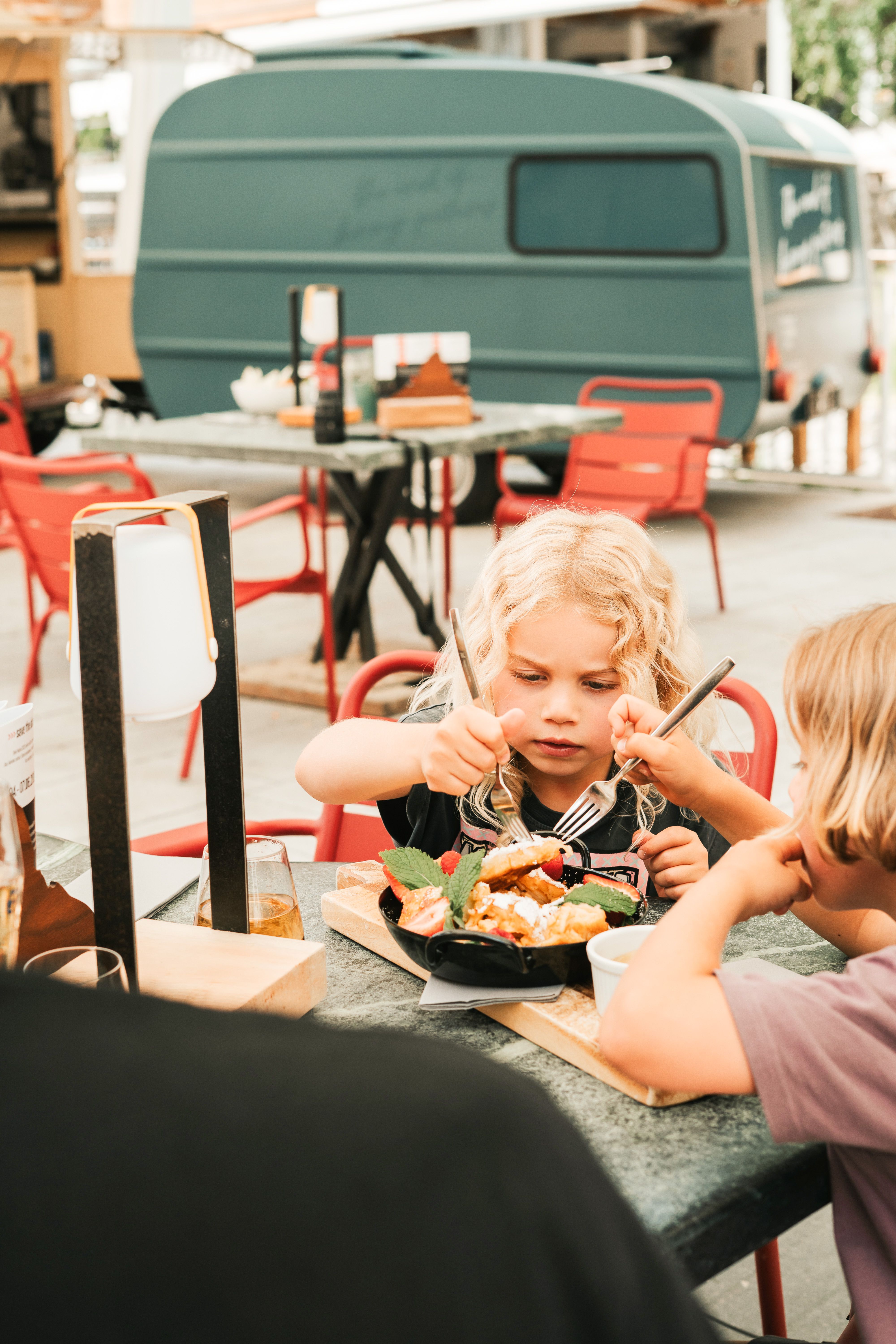 Im Glemmtalerhof in Hinterglemm genießen Kinder ein köstliches Essen.