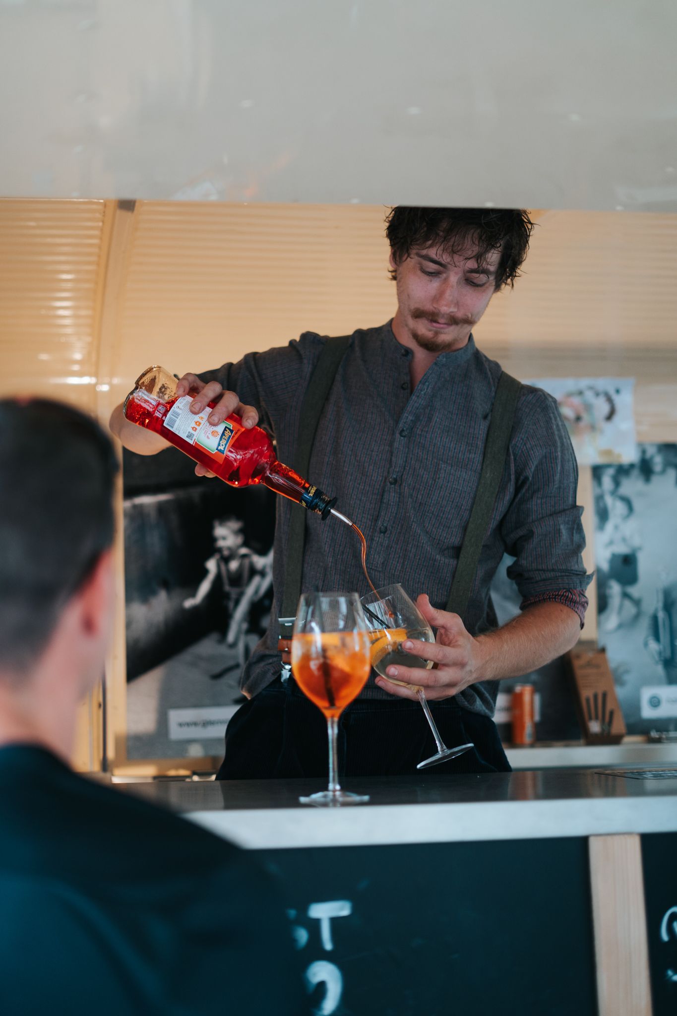 Ein Barkeeper im Glemmtalerhof in Hinterglemm mixt Getränke für Gäste.