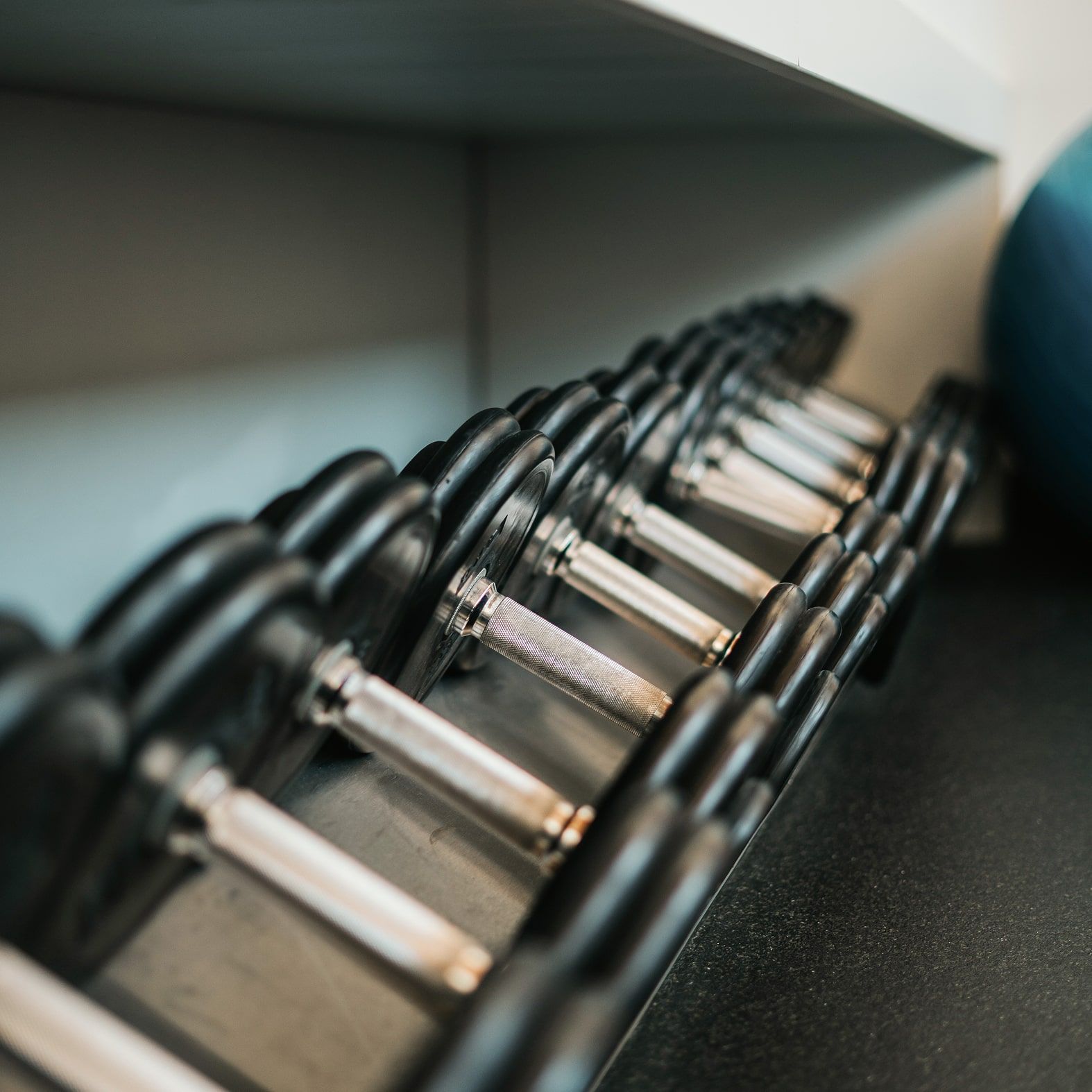 Gymgeräte im Glemmtalerhof in Hinterglemm, bereit für ein gutes Workout.