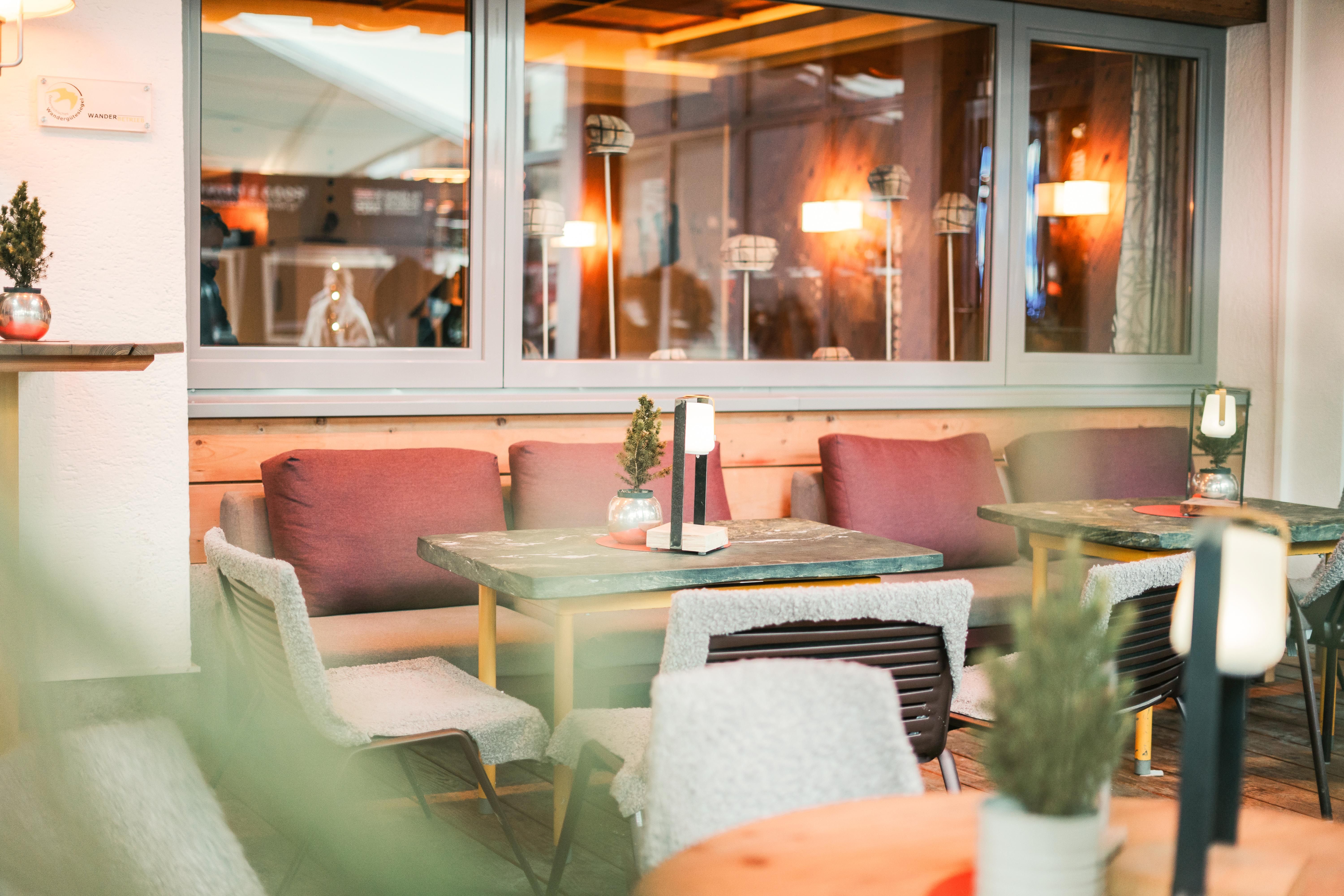 Gemütliche Sitzbereiche im Glemmtalerhof in Hinterglemm mit eleganter Innenausstattung.