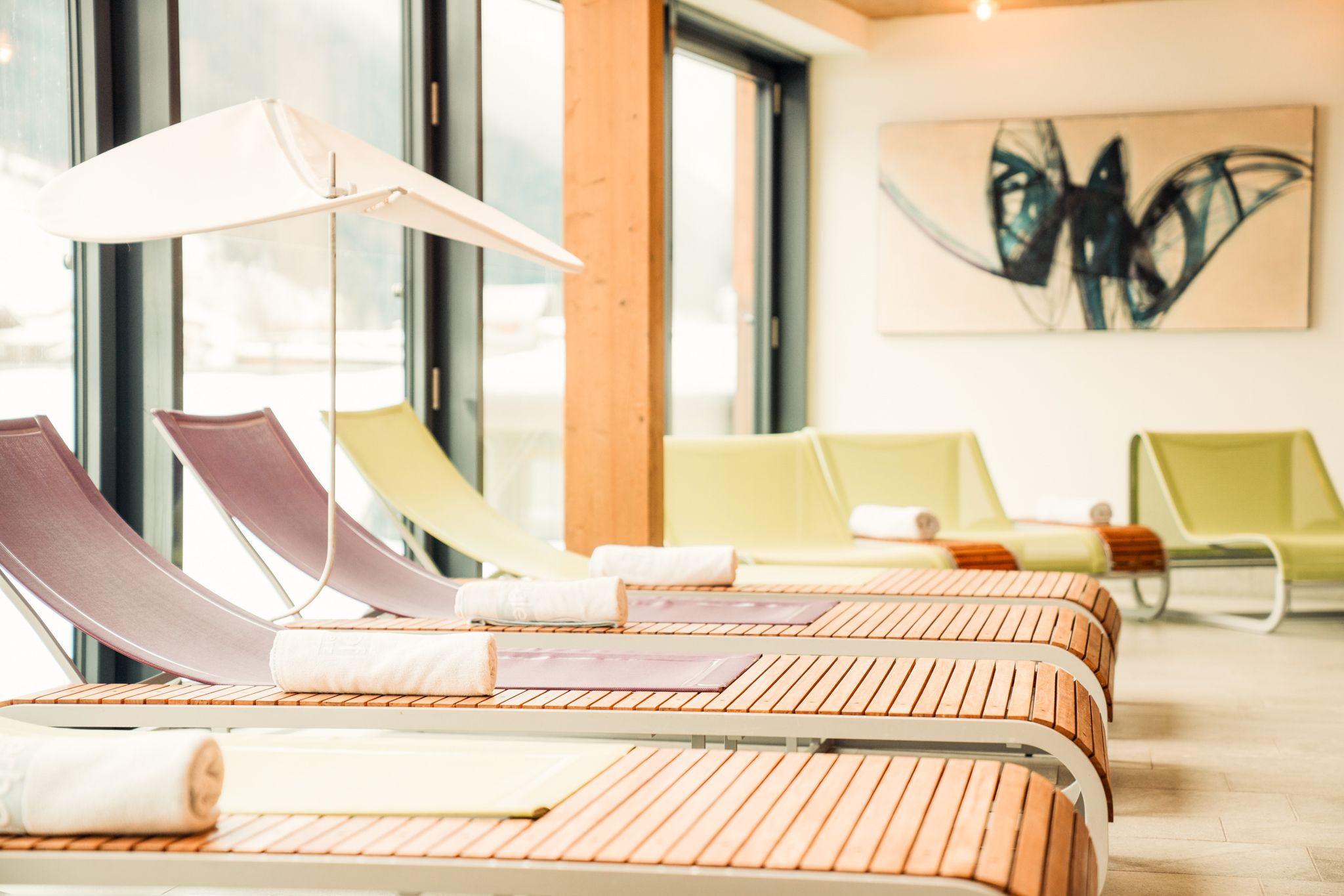 Der entspannende Wellnessbereich im Glemmtalerhof bietet moderne Liegen und viel Licht.
