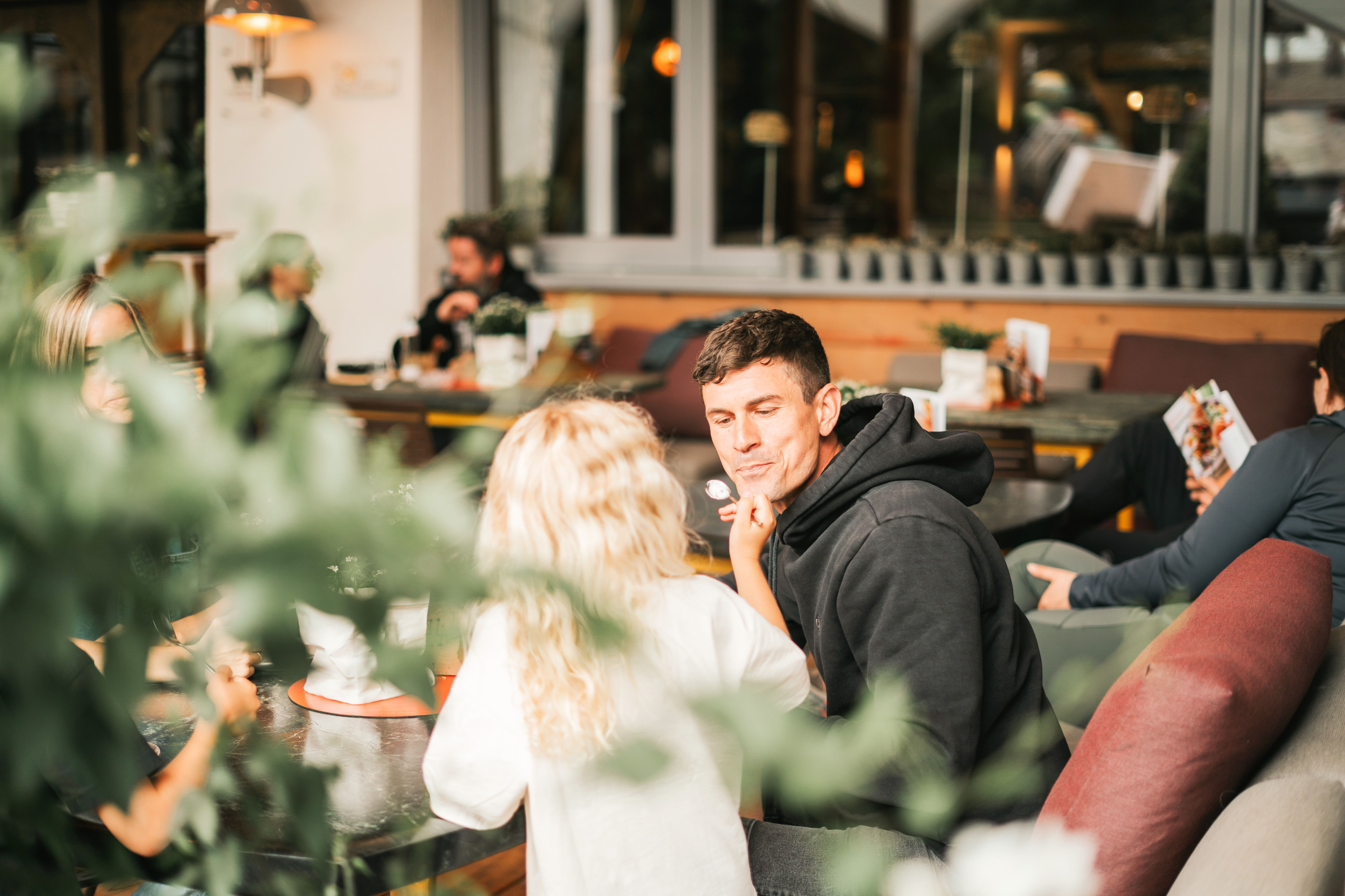 Im Glemmtalerhof in Hinterglemm genießen Gäste entspannte Momente zusammen.